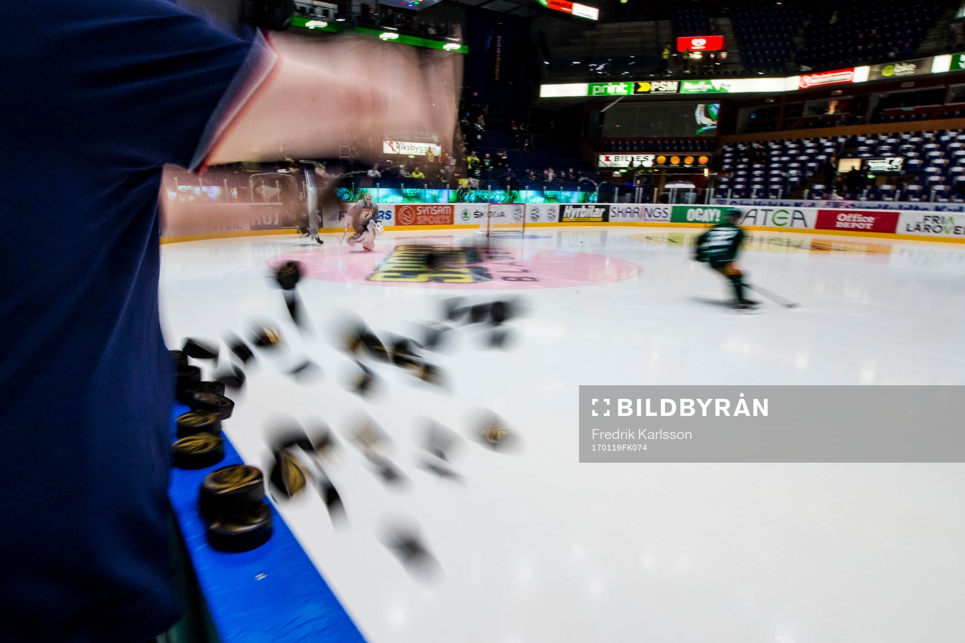 Puckar kastas ut på isen