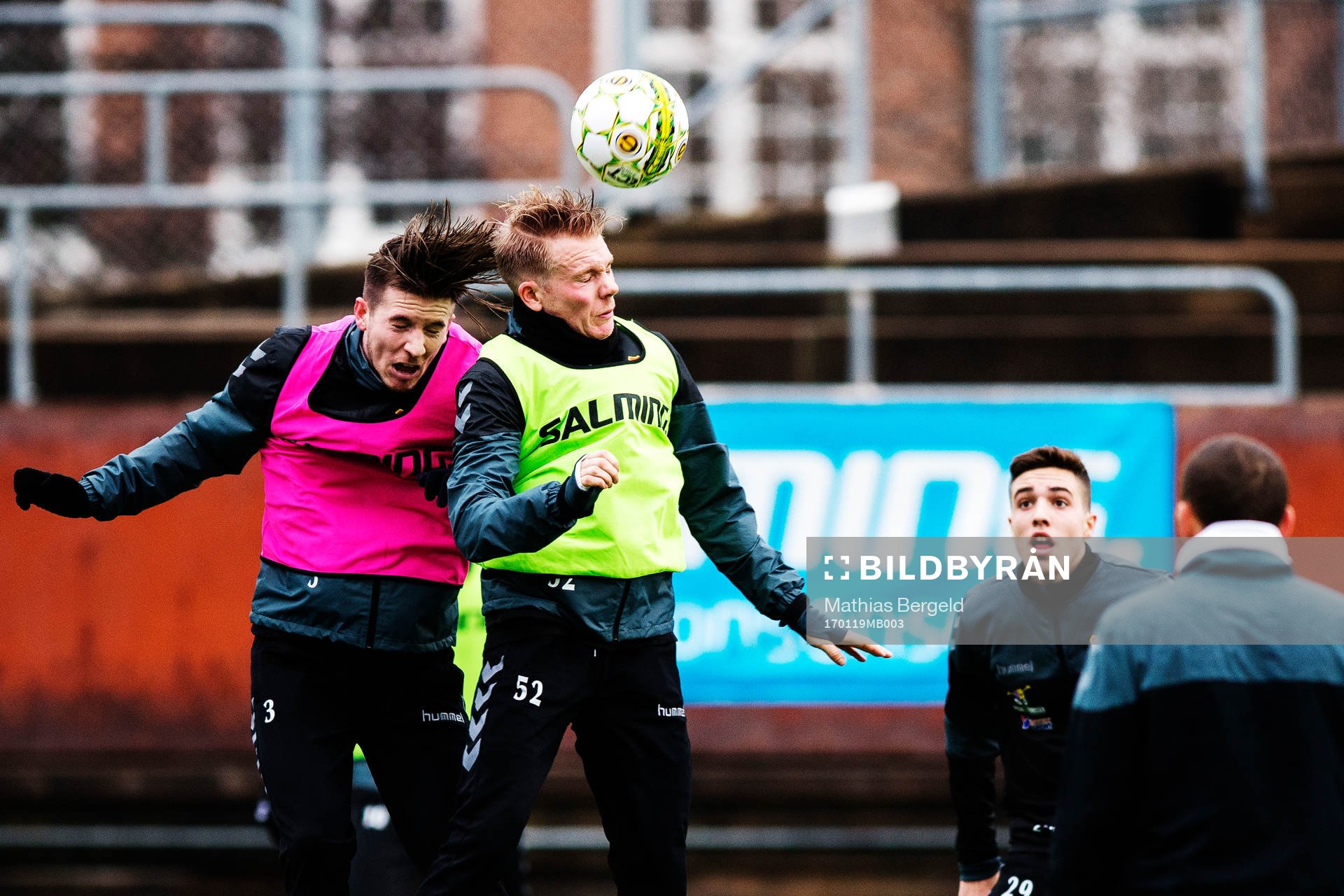 GAIS Johan Svahn (gul väst) i en nickduell