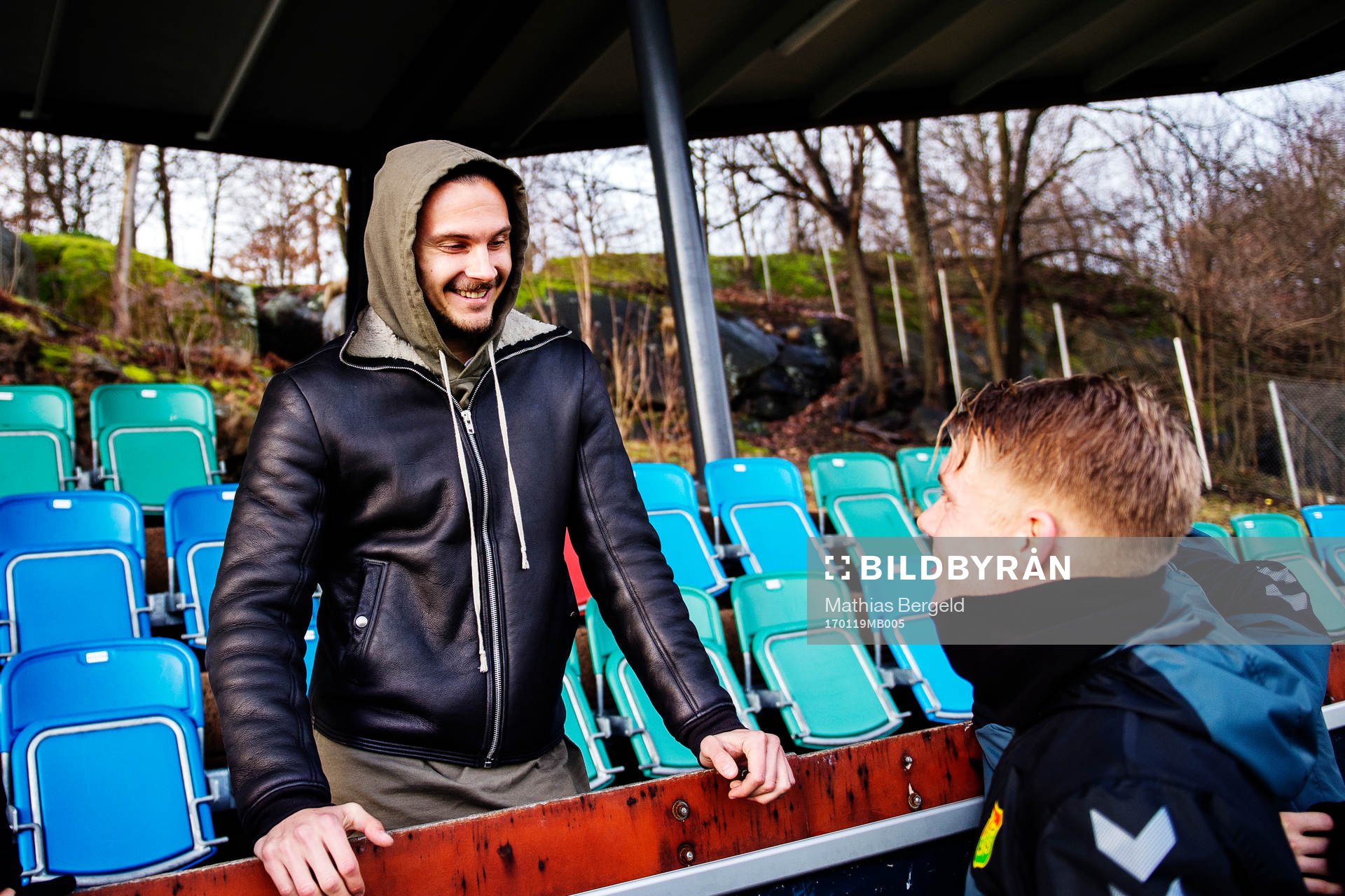FC Köpenhamns Erik Johansson pratar med GAIS Johan Svahn
