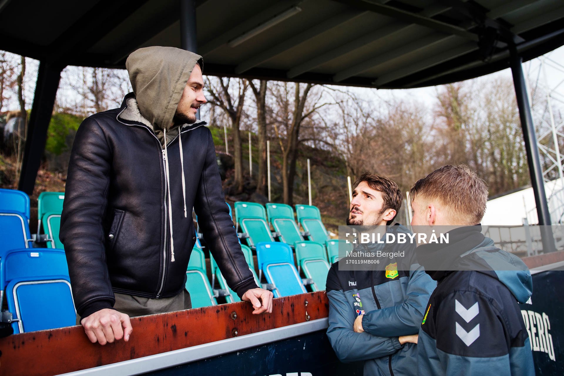 FC KöpenhamnsErik Johansson pratar med GAIS Dardan Rexhepi