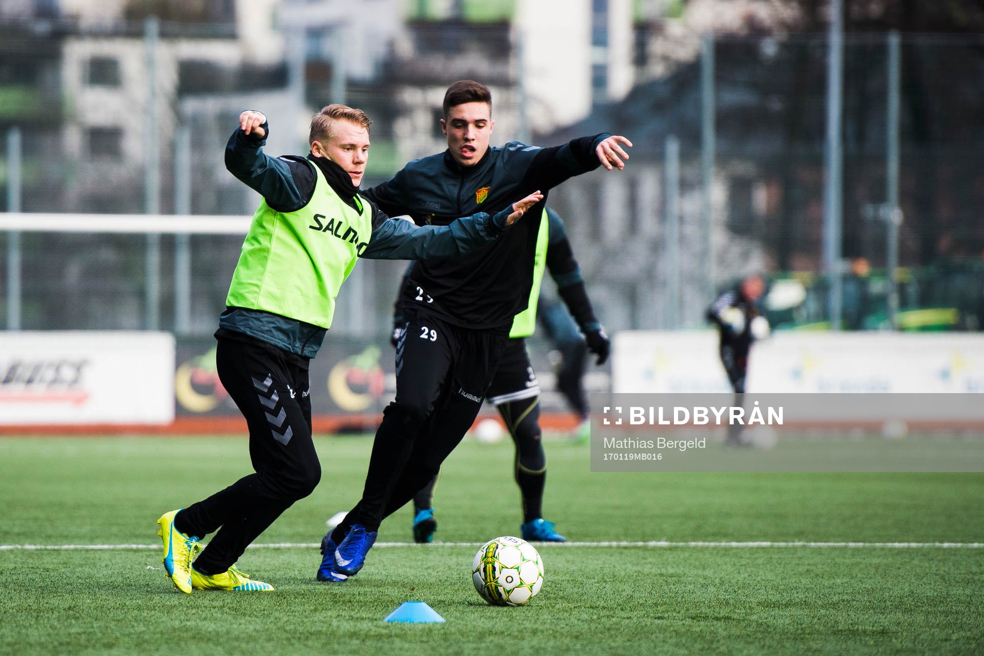 GAIS Johan Svahn i kamp om bollen med Anton Salihu