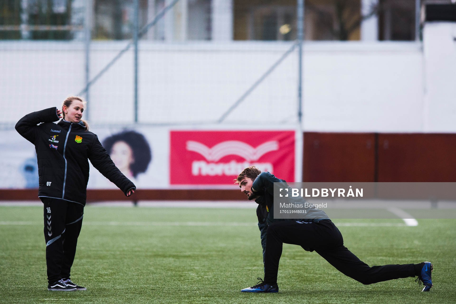 Stina Sandin från Viscus instruerar GAIS Dardan Rexhepi