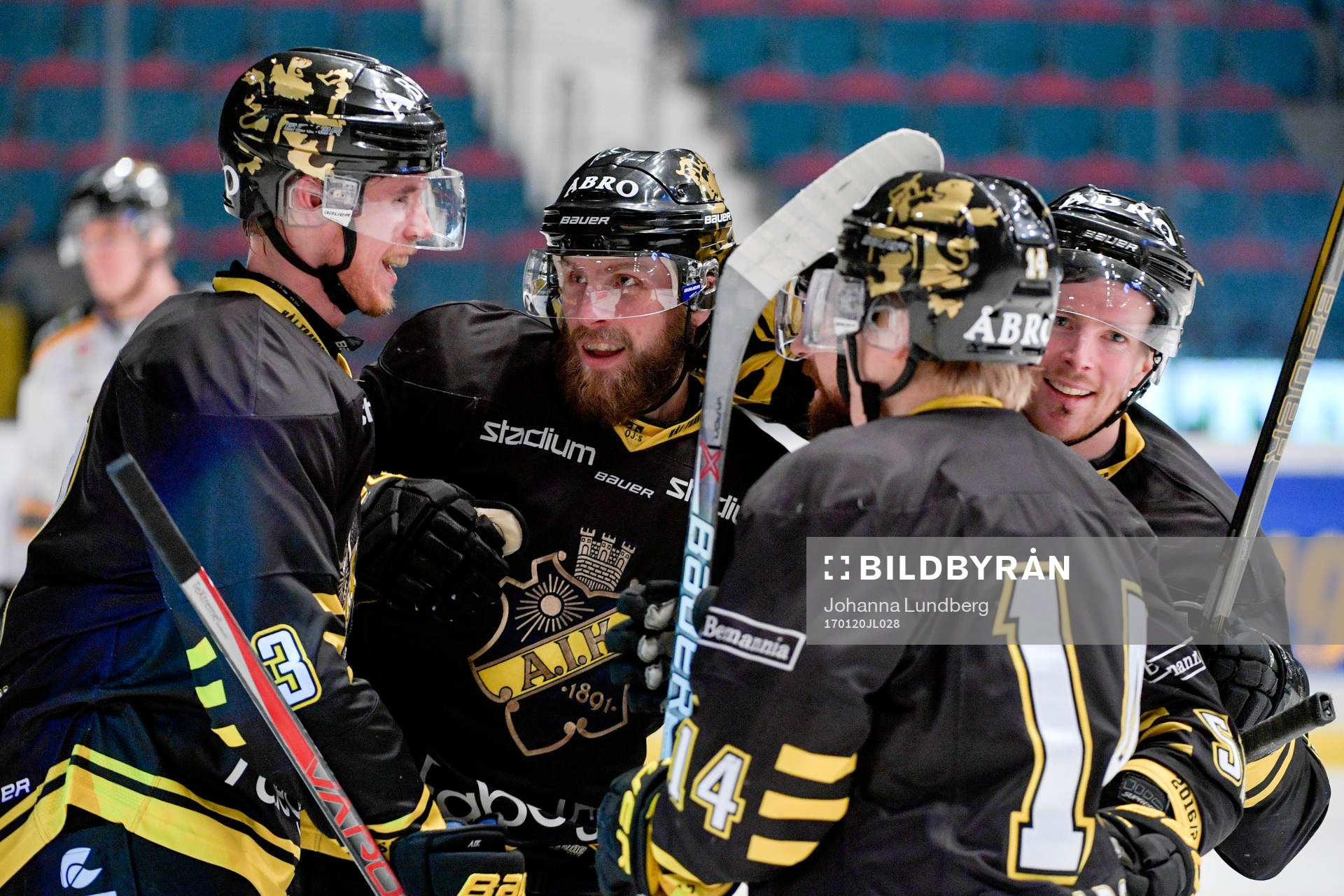 s Jens Hellgren jublar med lagkamrater