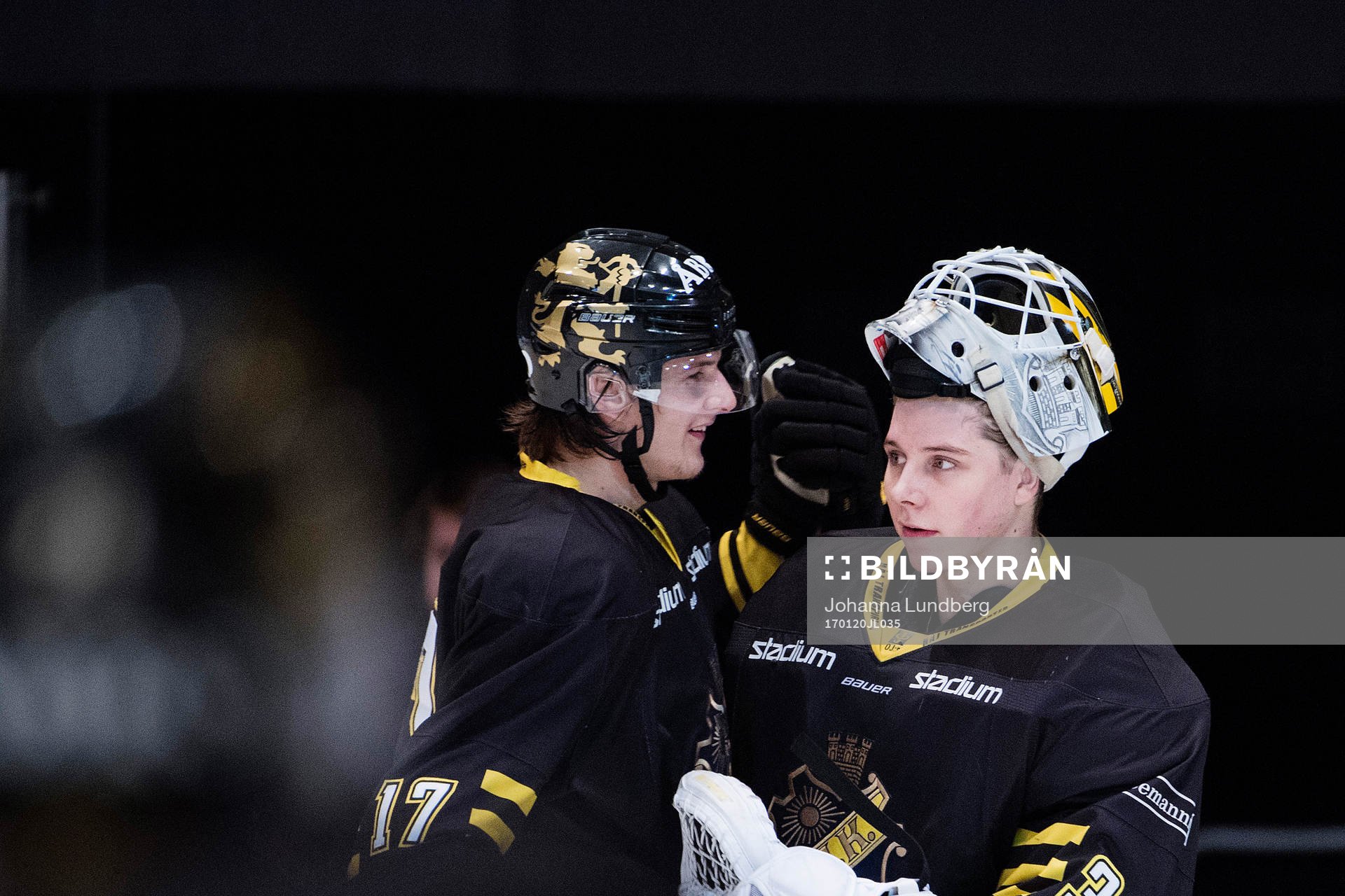 s Simon Fernholm och målvakt Linus Lundin jublar