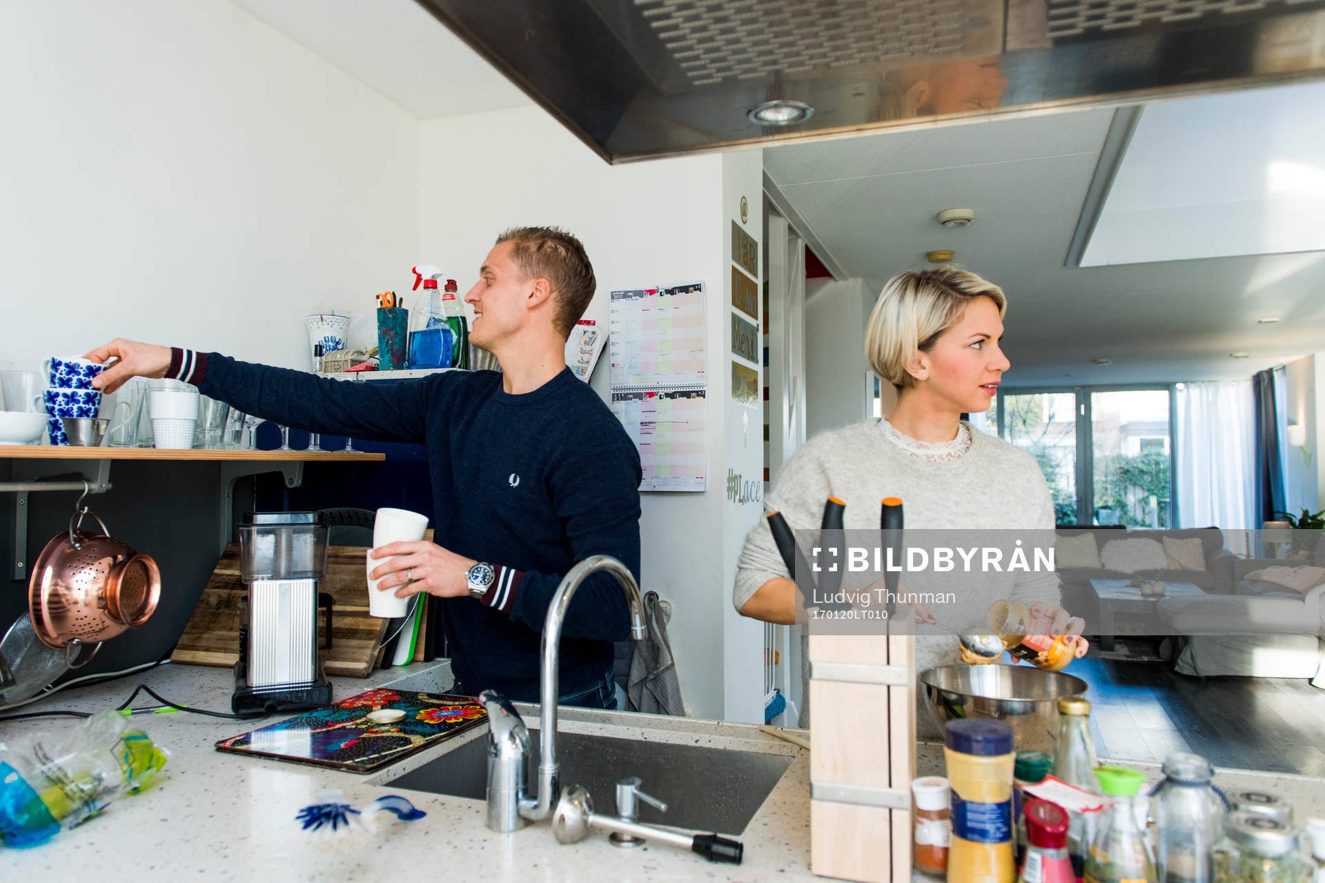Feyenoords Pär Hansson gör kaffe med frun Emma