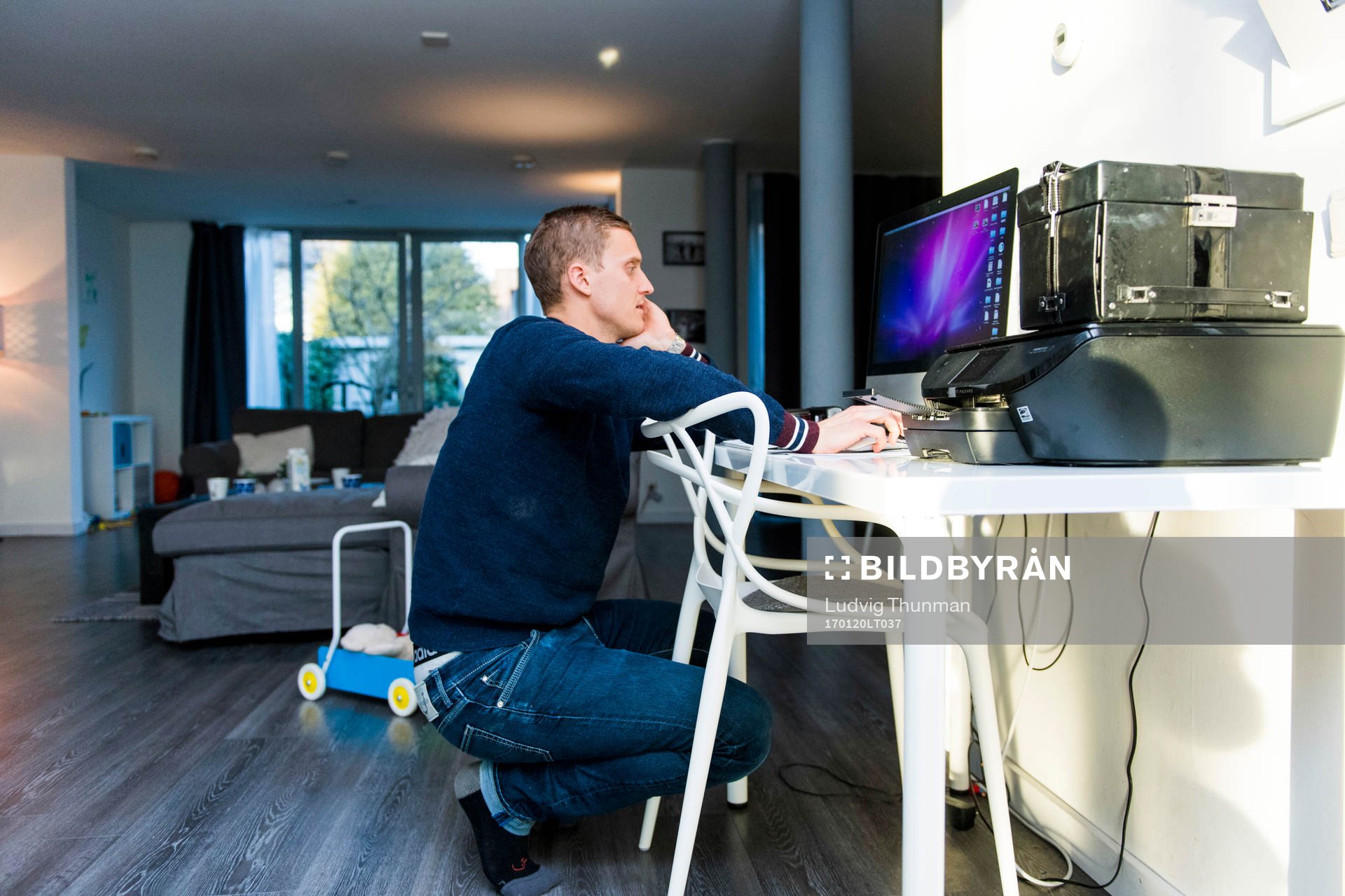 Feyenoords Pär Hansson använder datorn en fotografering