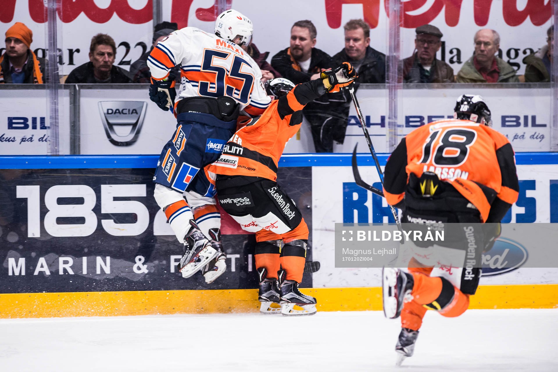 Växjös Nick Bailen tacklar Karlskronas Robin Gartner