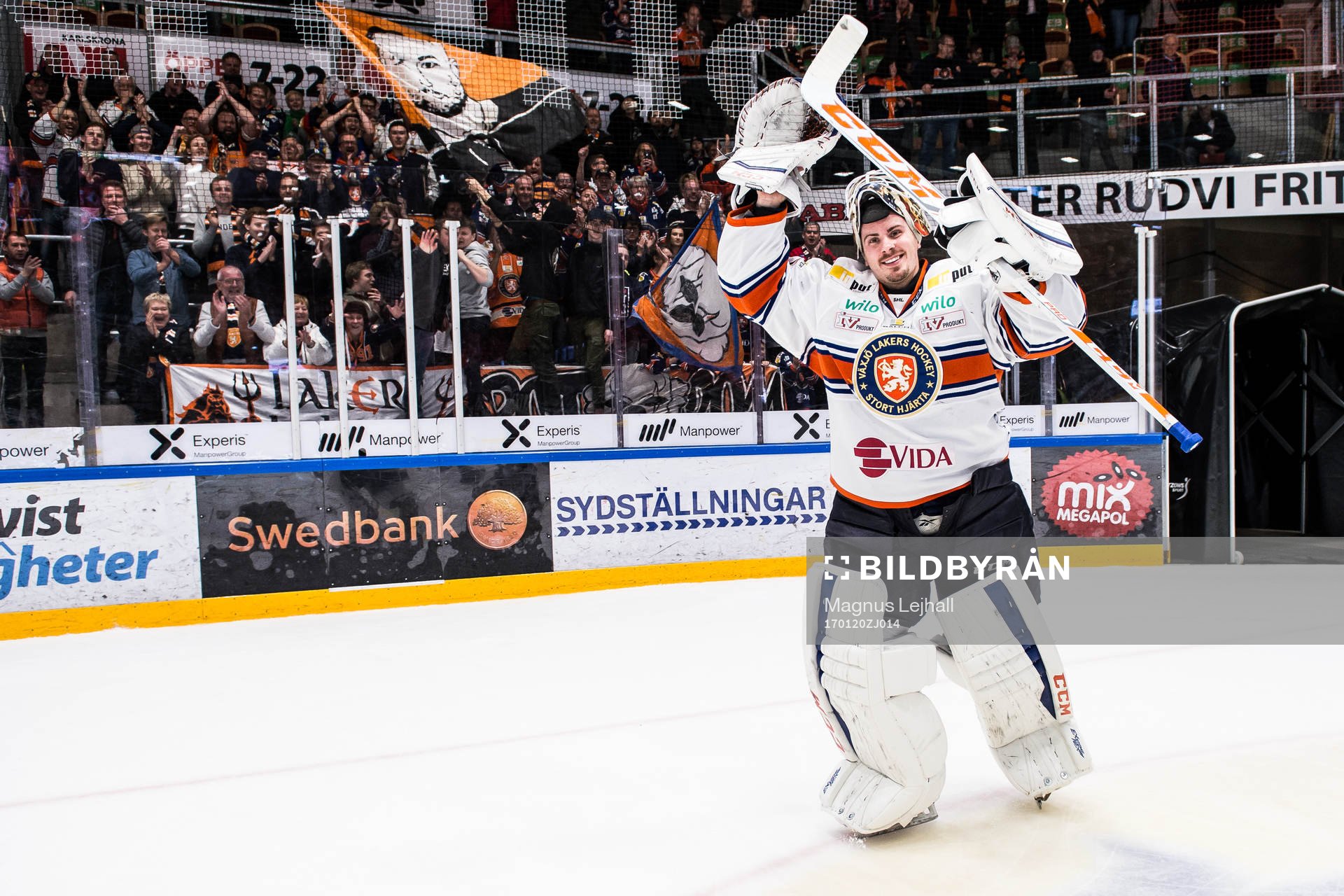 Växjös målvakt Joacim Eriksson dansar för fansen