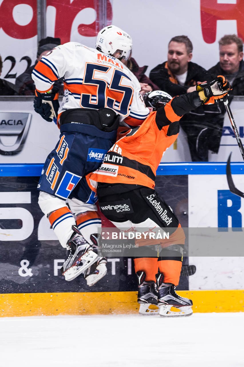 Växjös Nick Bailen tacklar Karlskronas Robin Gartner
