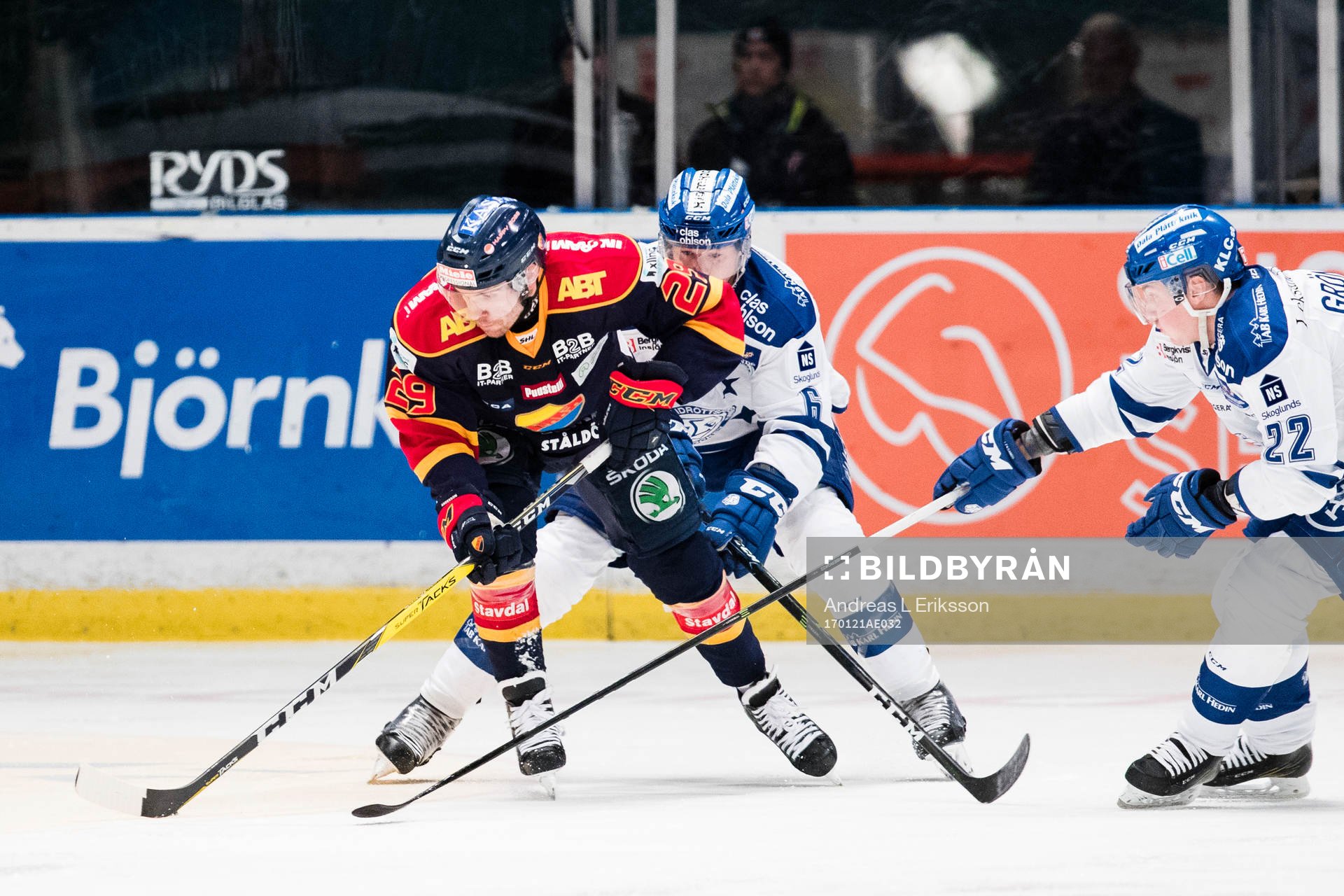 Djurgårdens Matt Anderson i kamp om pucken med Leksands