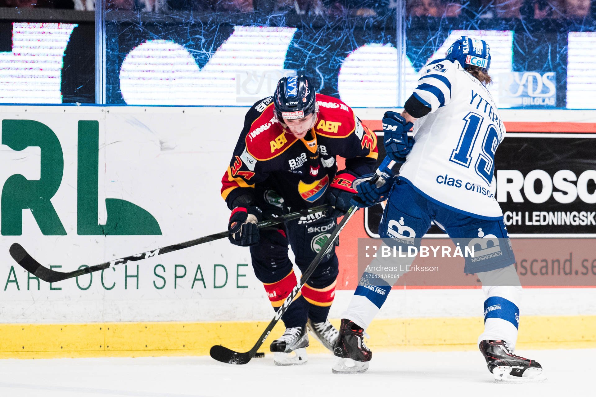Djurgårdens Daniel Brodin i kamp om pucken med Leksands