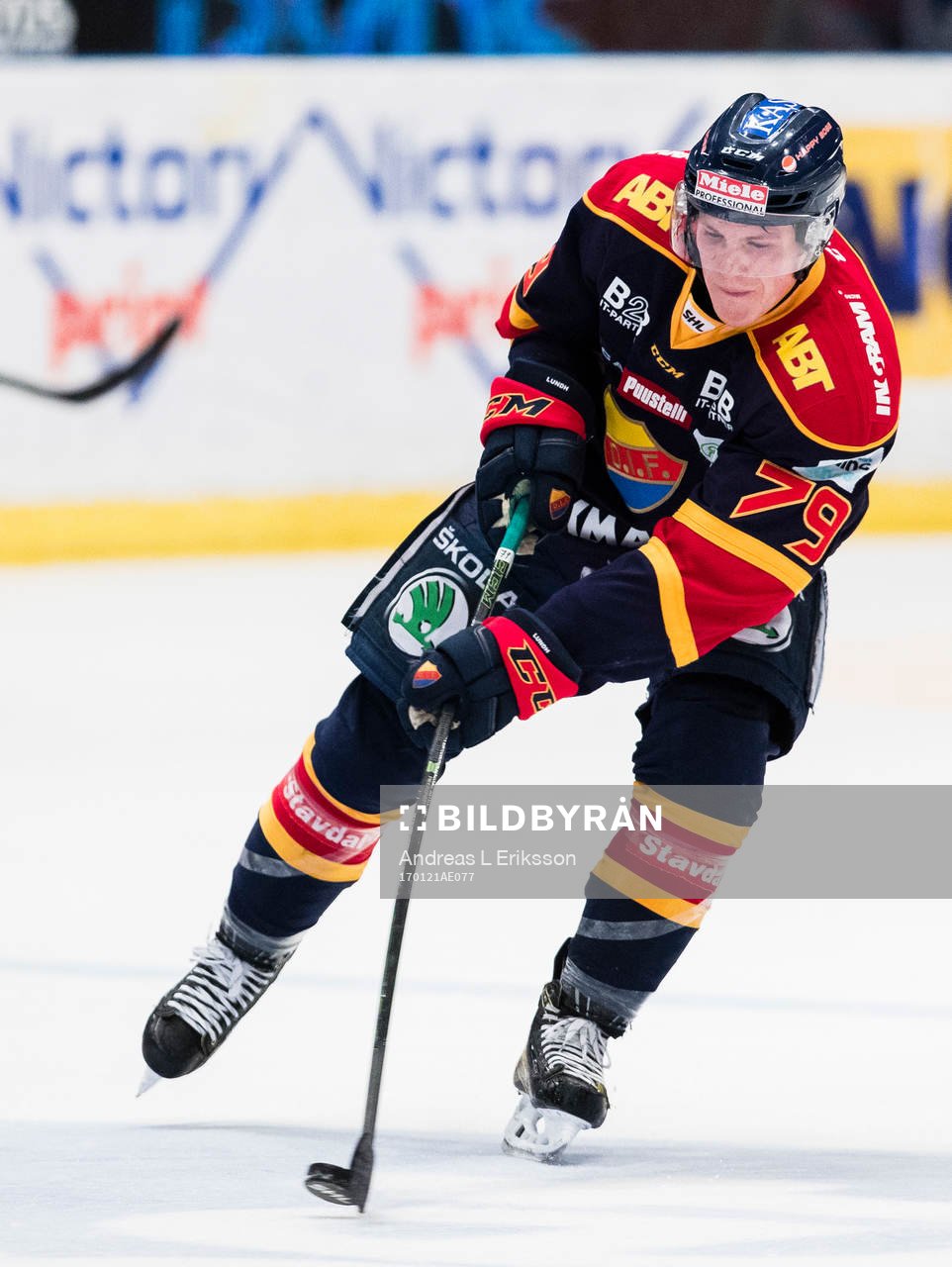 Djurgårdens Patrik Lundh med pucken