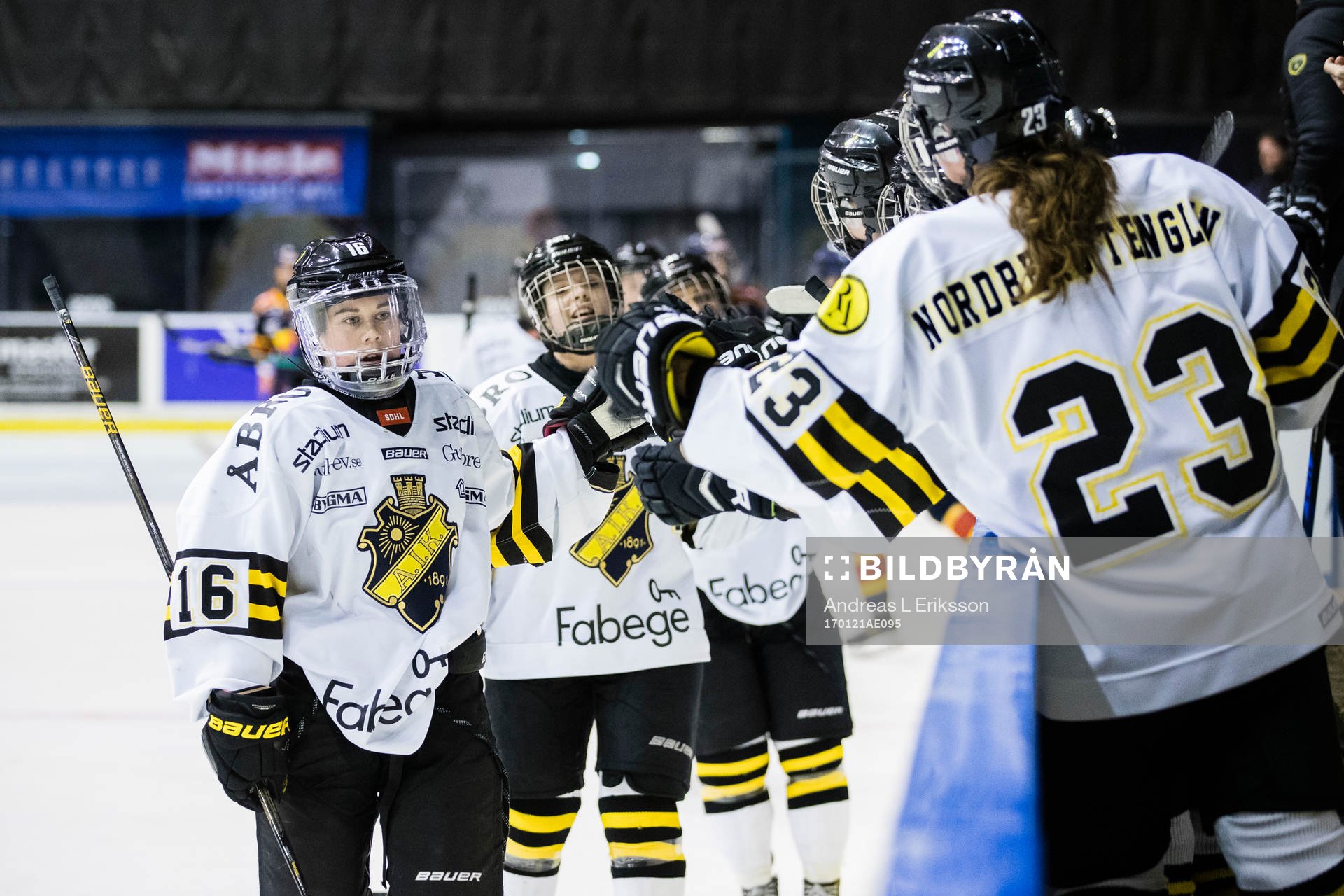s Lisa Johansson jublar