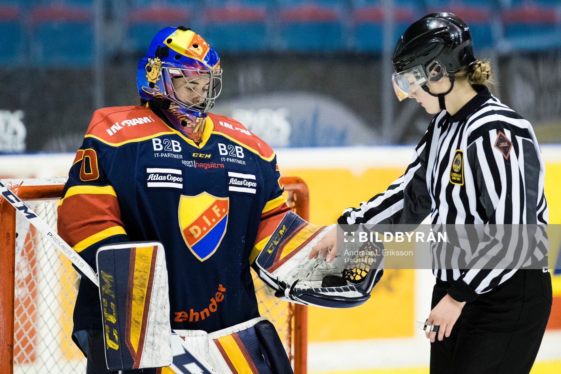 Djurgårdens målvakt Lovisa Berndtsson ger pucken till