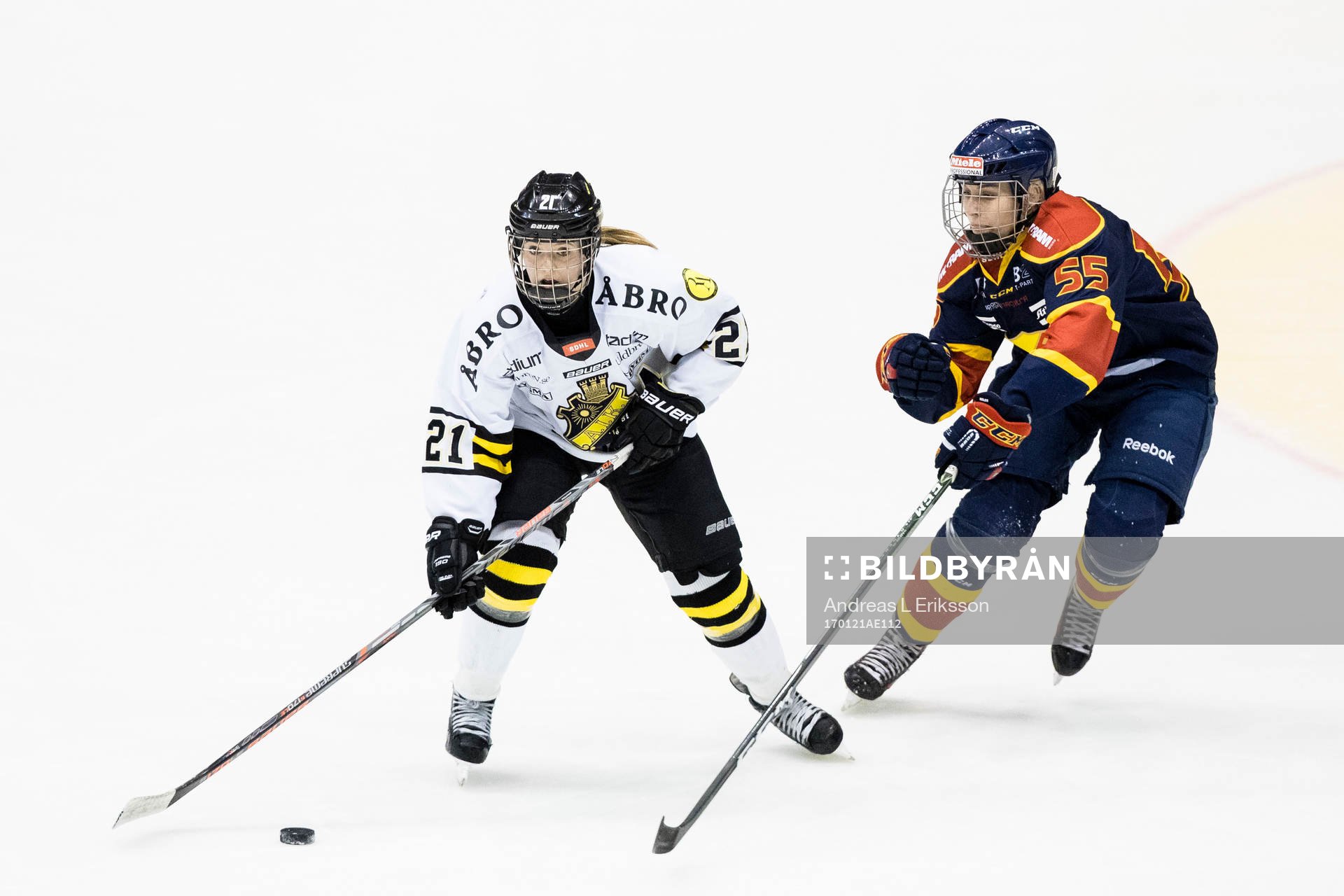s Emmy Alasalmi i kamp om pucken med Djurgårdens Silje