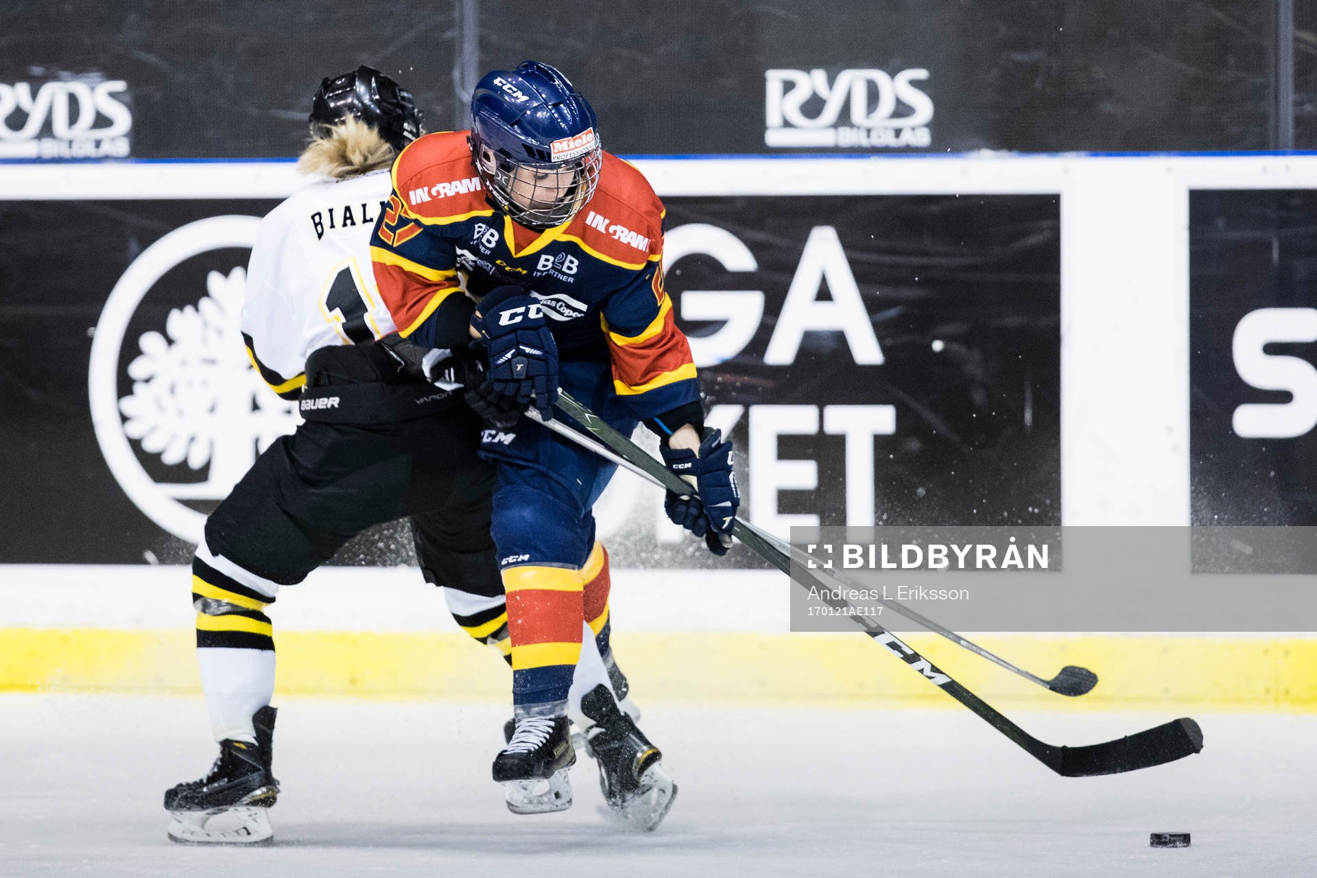 s Line Bialik i kamp om pucken med Djurgårdens Rebecca
