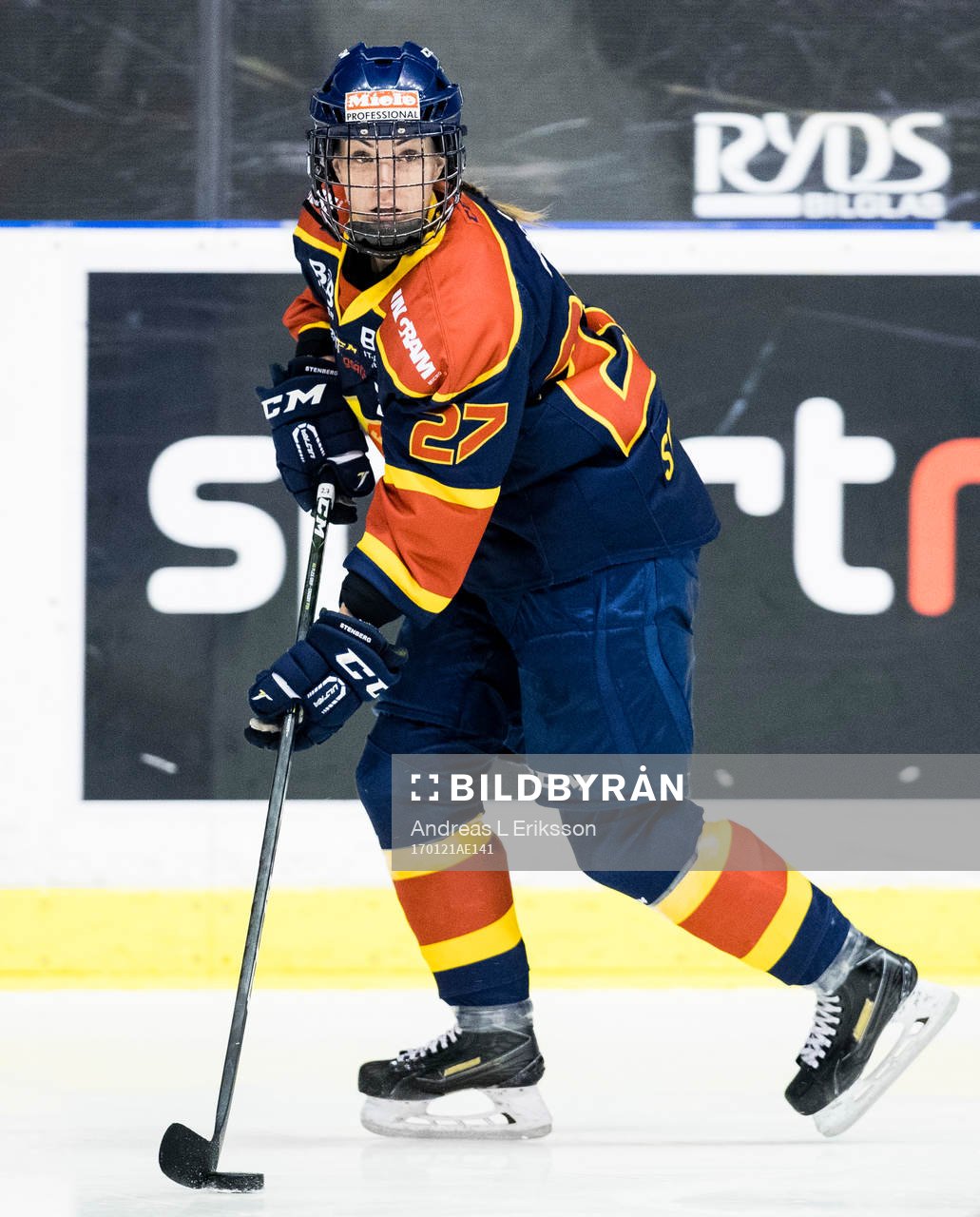 Djurgårdens Rebecca Stenberg med pucken