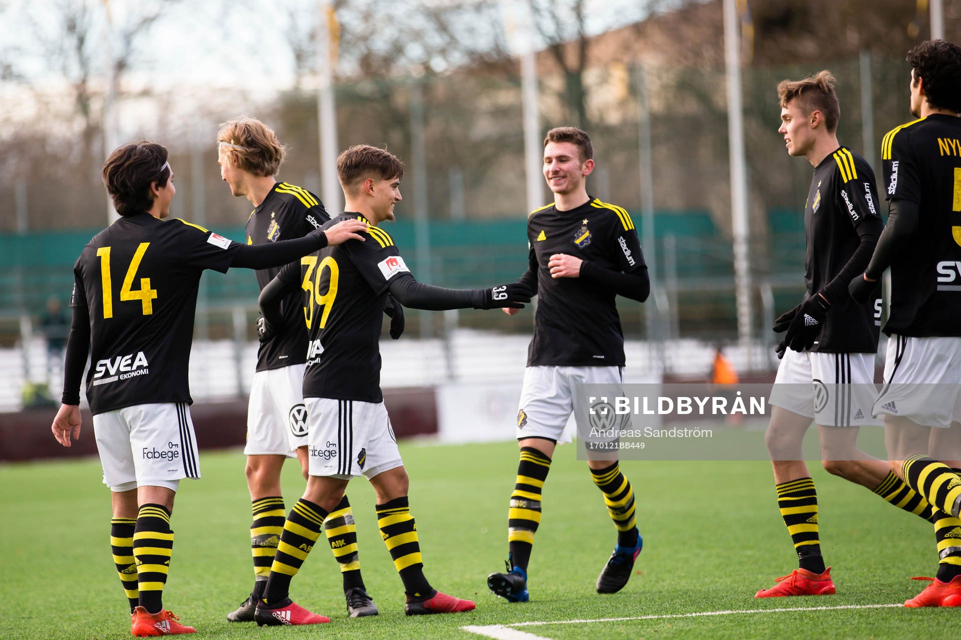 s Amin Affane gör 0-4 och gratuleras av lagkamrater