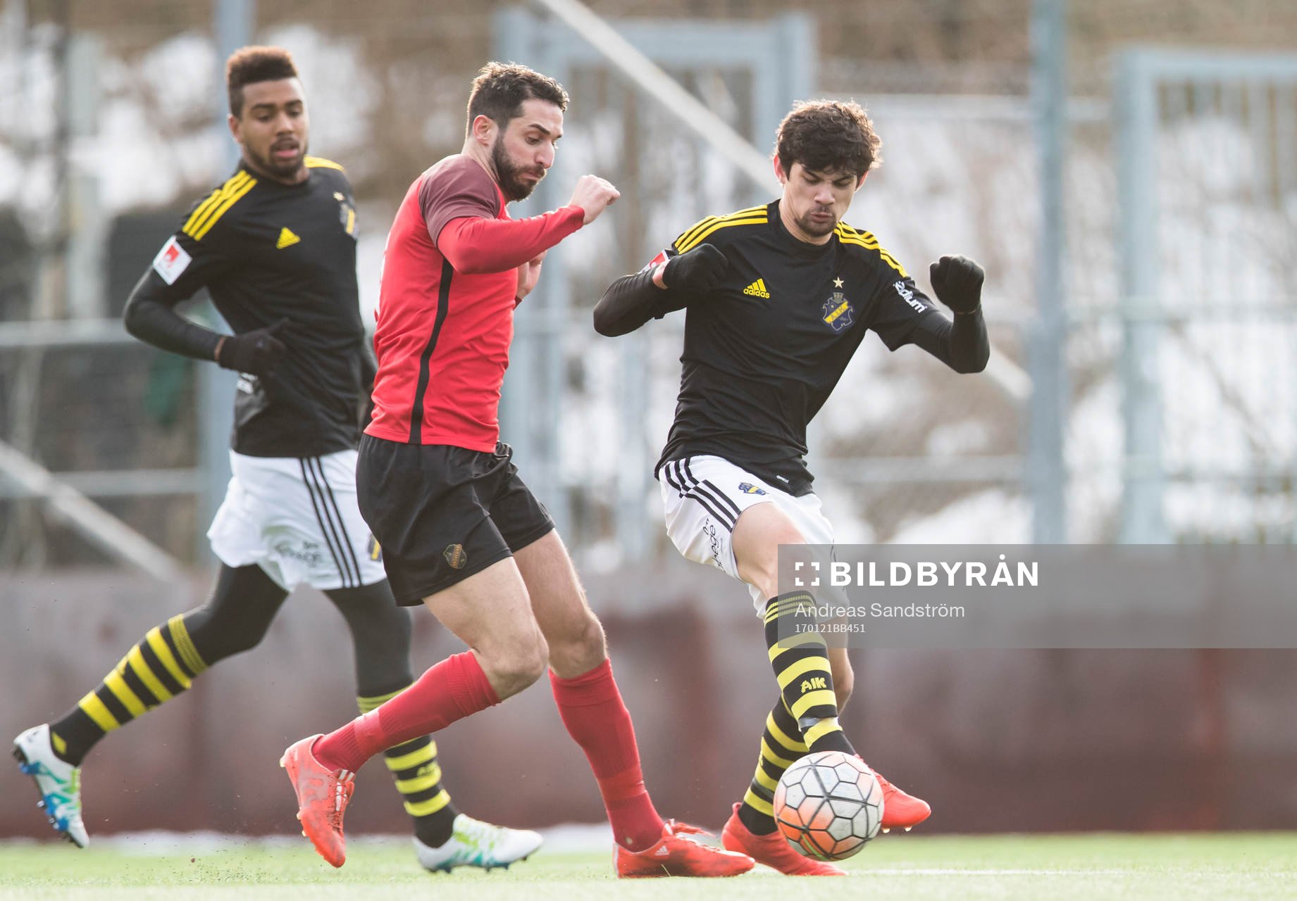 AIK:s Jesper Nyholm (h) med boll under en träningsmatch i fotboll mellan Vasalund och AIK den 21 Januari 2017 i Stockholm. 