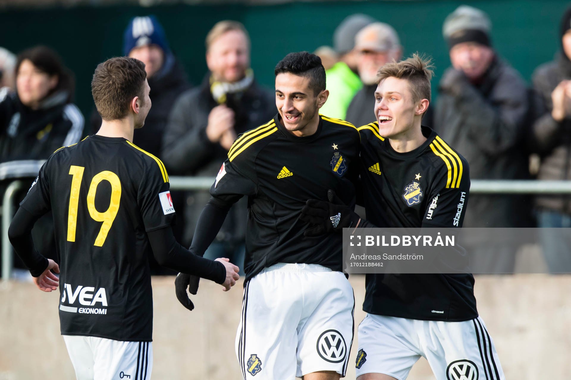 s Albin Linnér (h) gör 0-3 och firar med lagkamrater