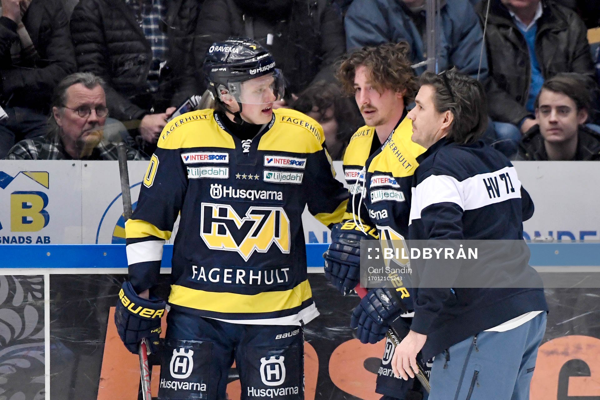 s Lawrence Pilut och lagets läkare hjälper Adam Almquist