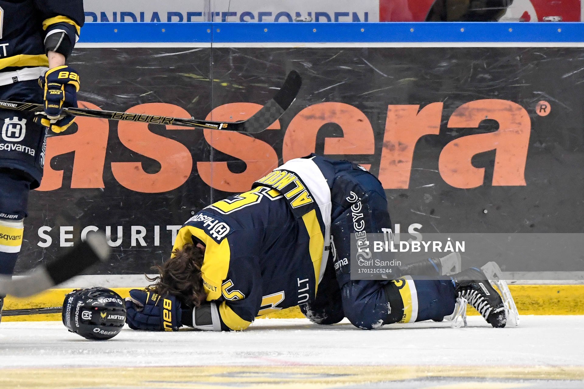 s Adam Almquist blir liggande