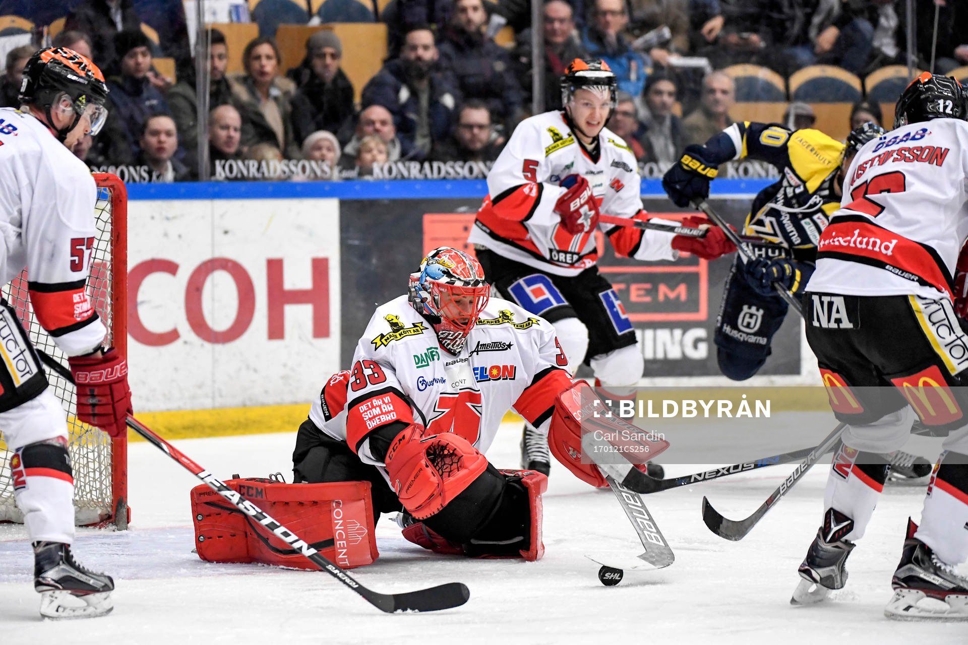 Örebros målvakt Julius Hudacek kastar sig