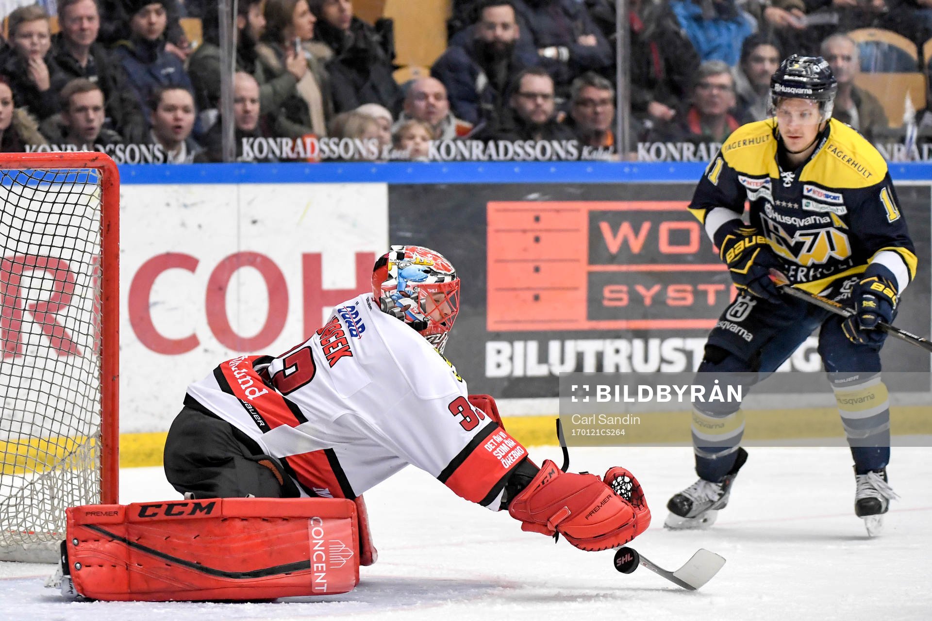 Örebros målvakt Julius Hudacek kastar sig över pucken