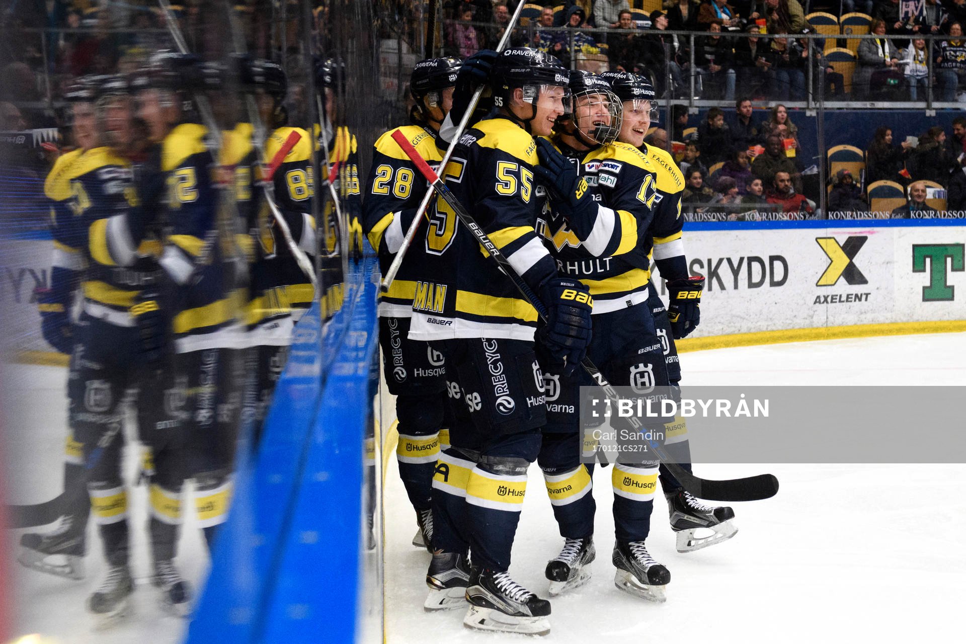 s Erik Brännström jublar med lagkamrater