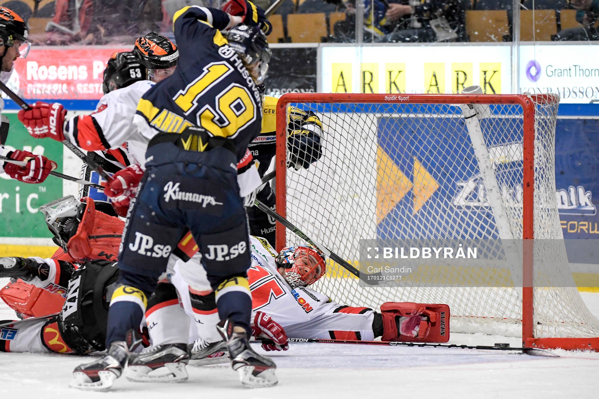 s Erik Andersson gör 4-1 bakom Örebros målvakt Julius