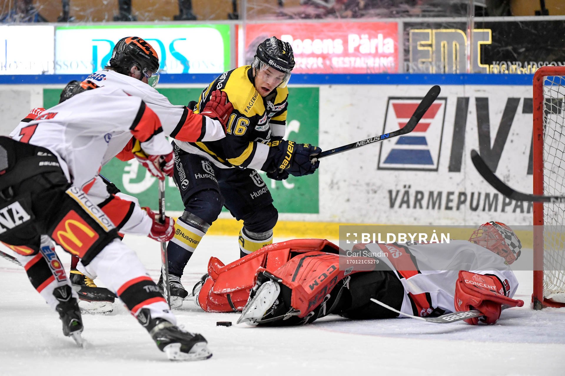 s Filip Sandberg oroar framför Örebros målvakt Julius
