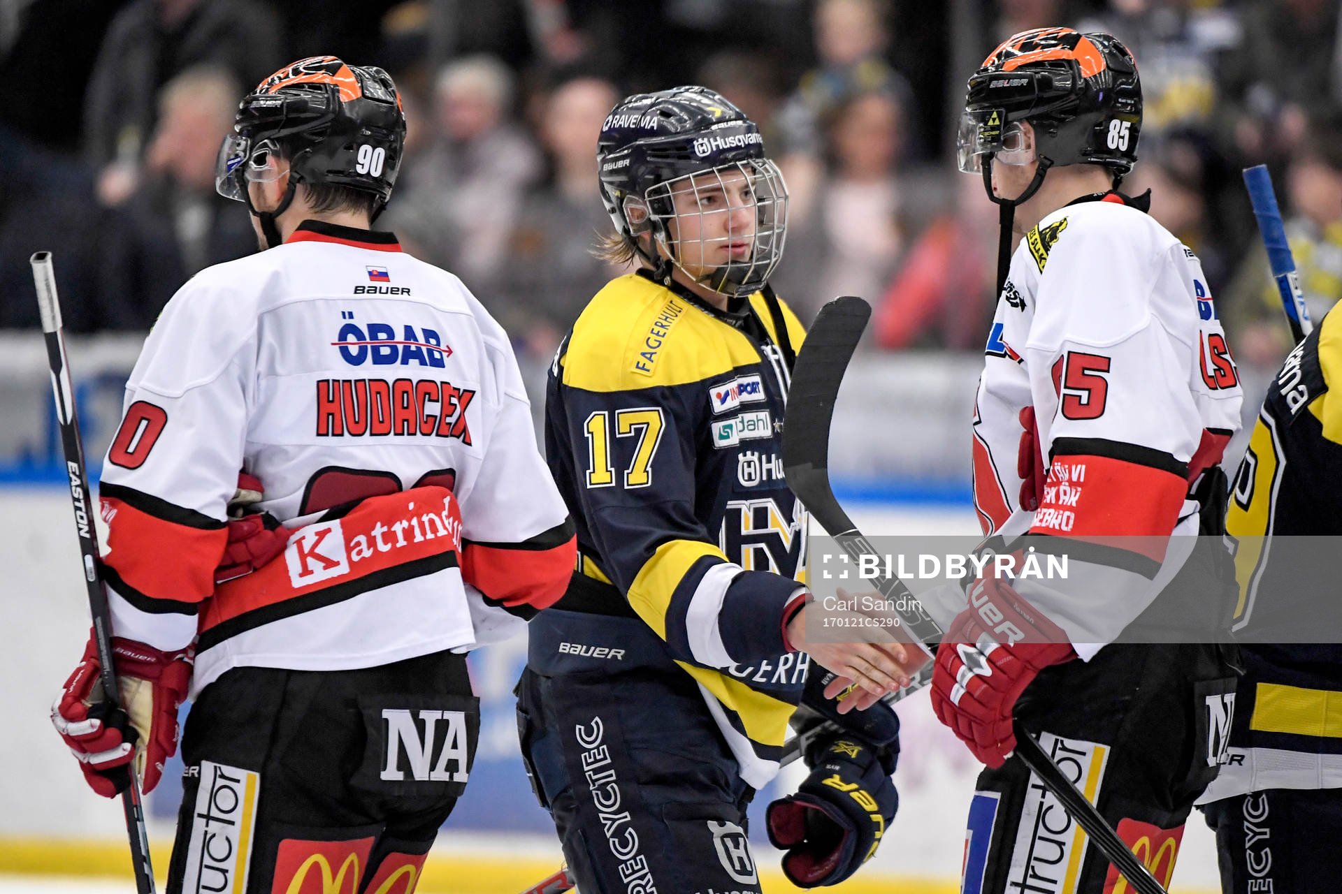s Erik Brännström tackar Örebros Kalle Olsson
