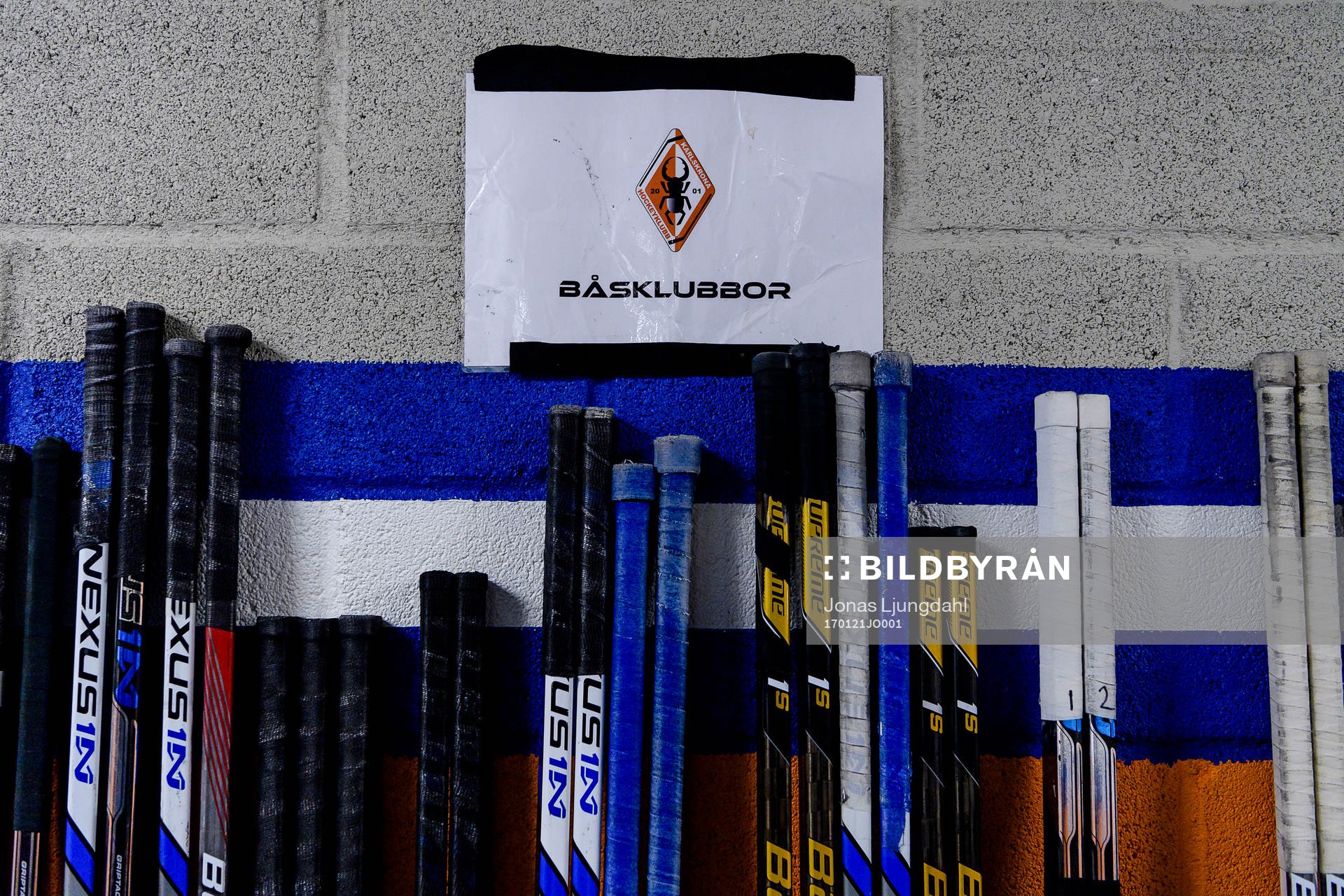 Karlskronas klubbor står uppställda före ishockeymatchen