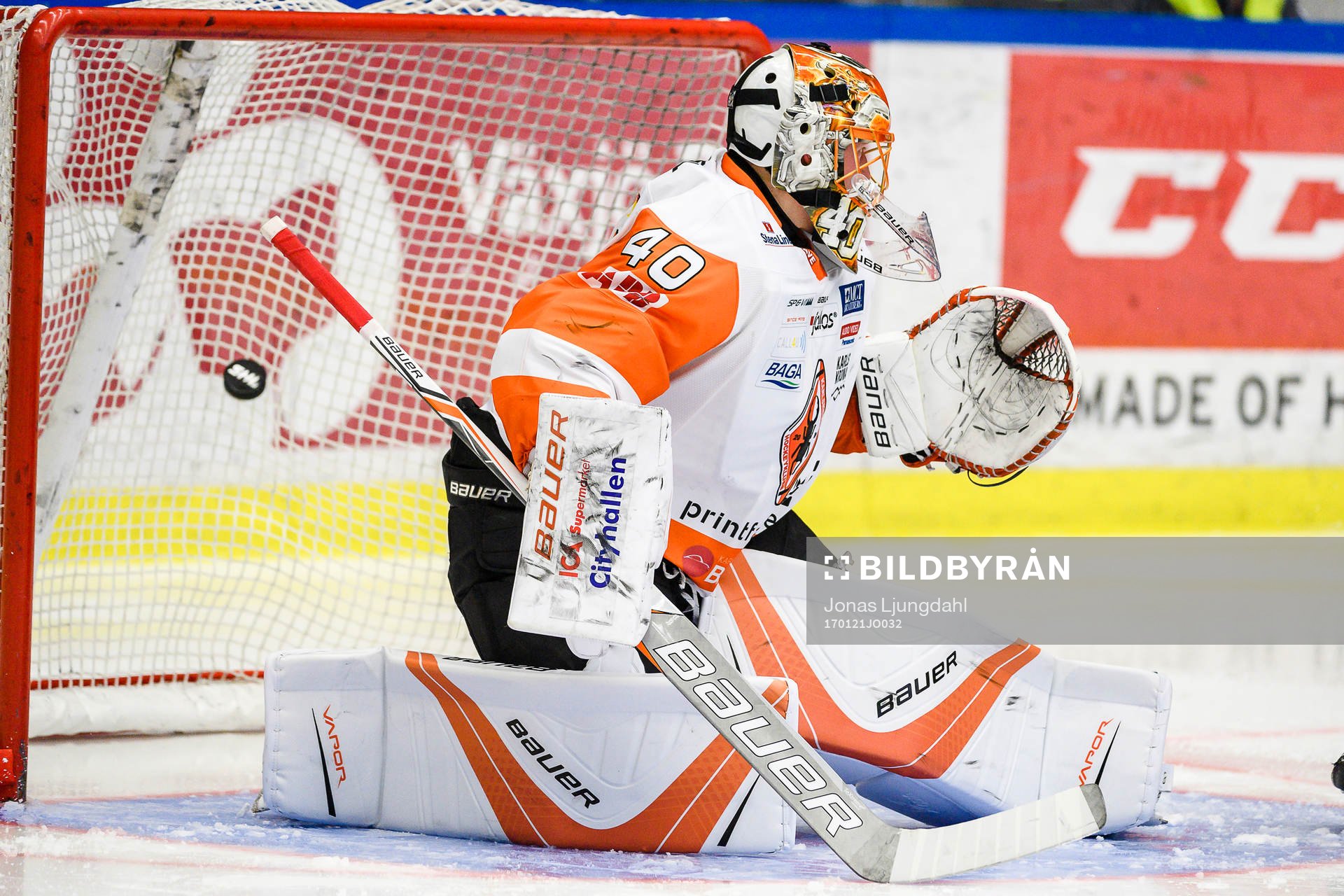 Växjös Robert Rosén (ej i bild) skjuter pucken i mål
