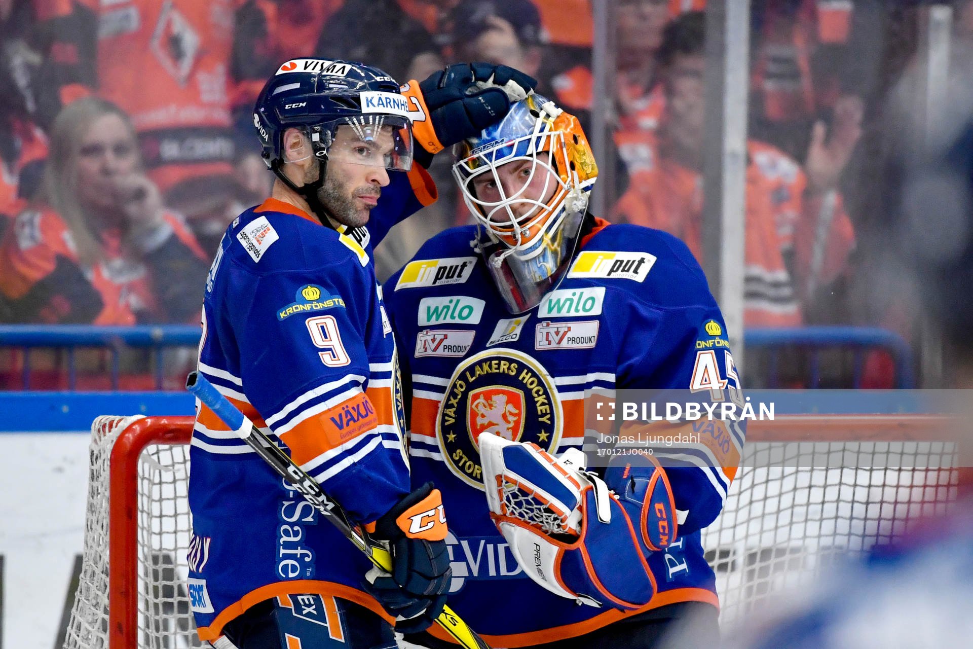 Växjös Josh Hennessy och målvakt Viktor Andrén jublar