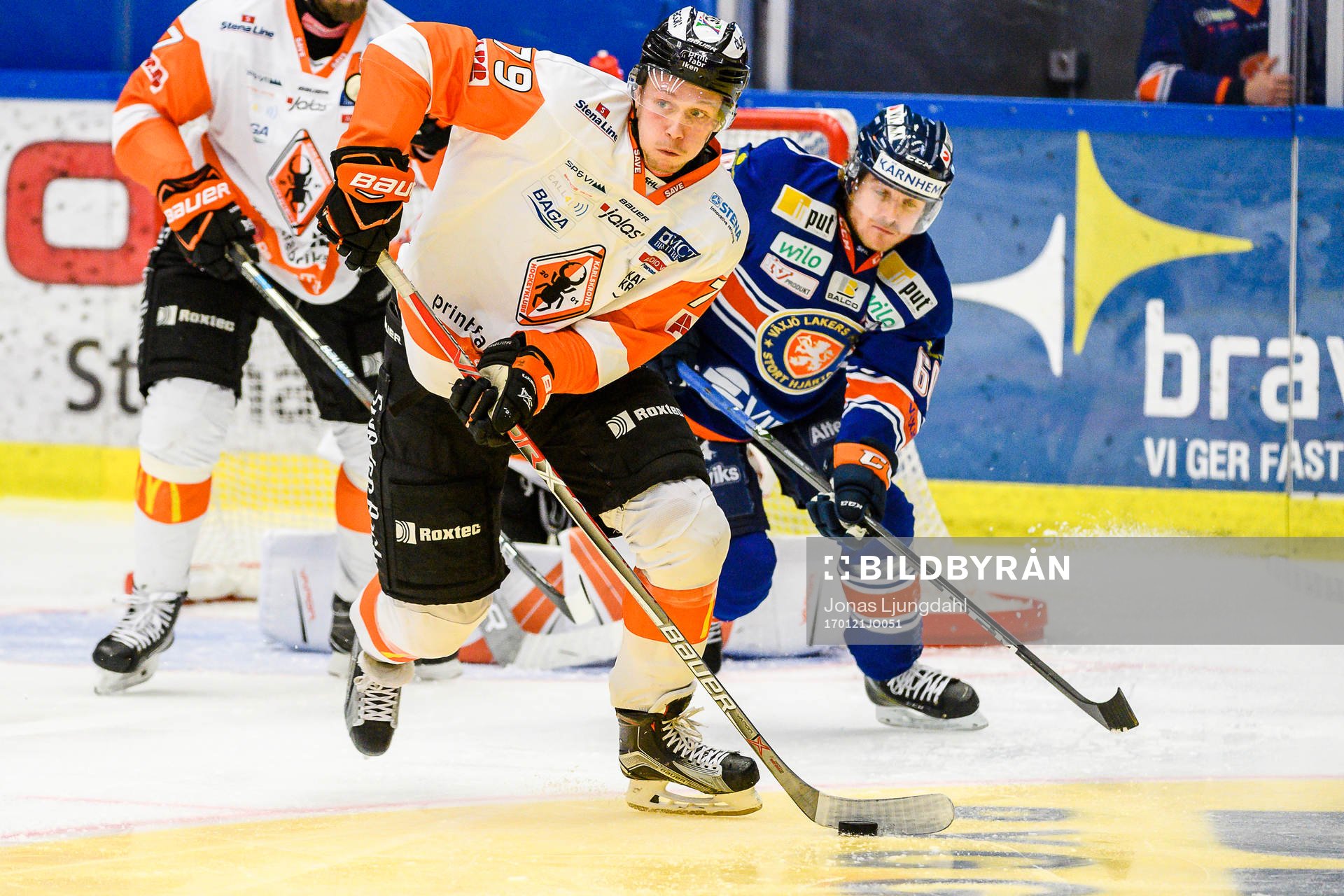 Karlskronas Emil Lundberg jagas av Växjös Erik Josefsson