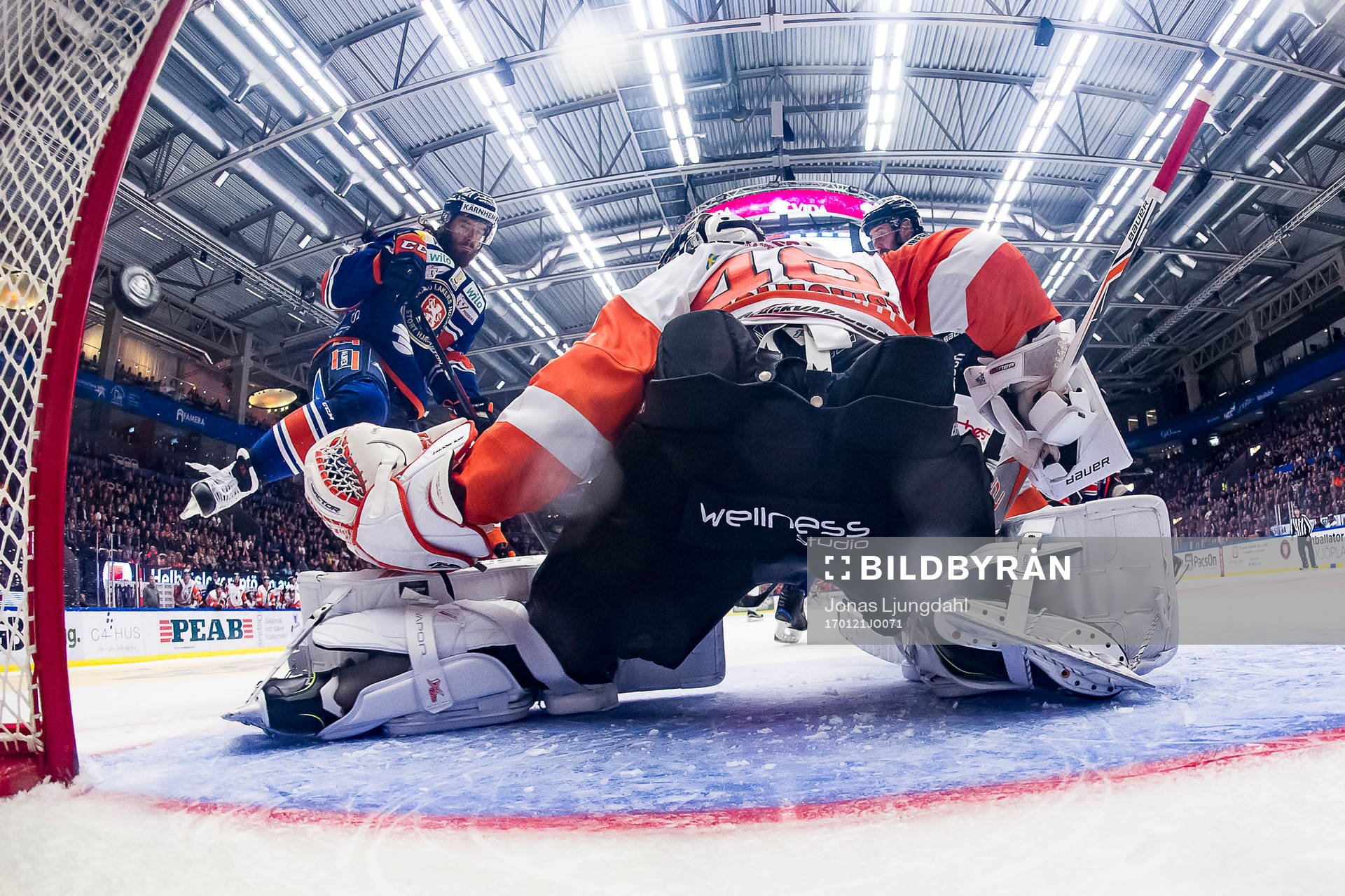 Växjös Ville Leino styr in 4-0 pucken bakom Karlskronas