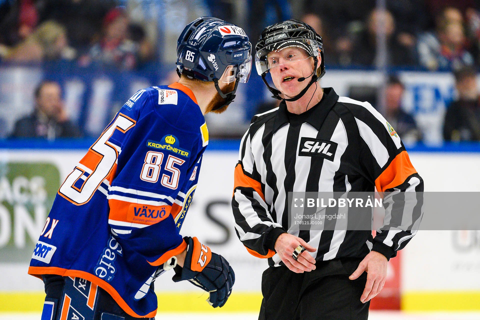 Växjös Liam Reddox pratar med Domare Pehr Claesson