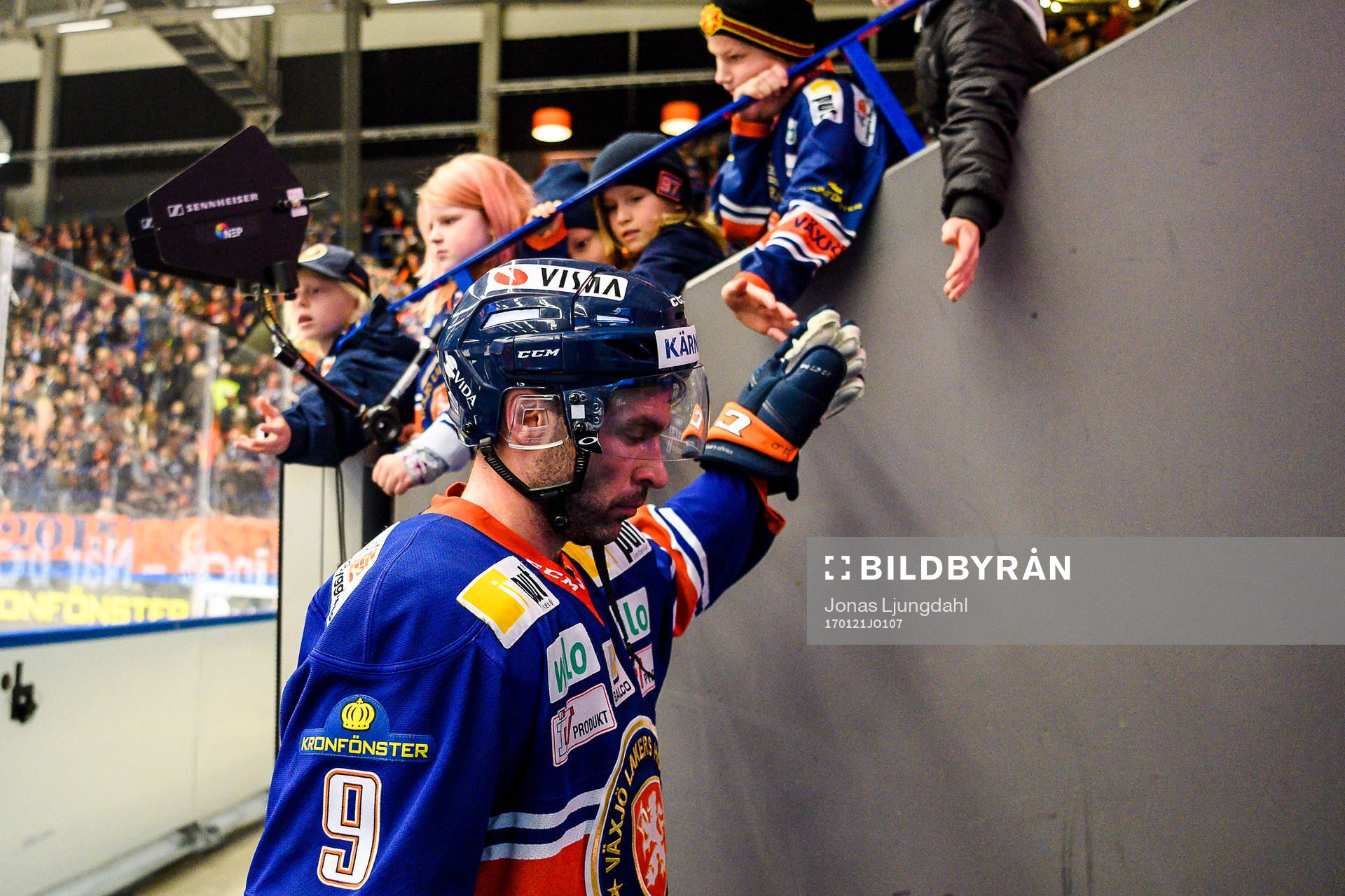 Växjös Josh Hennessy hälsar på fansen