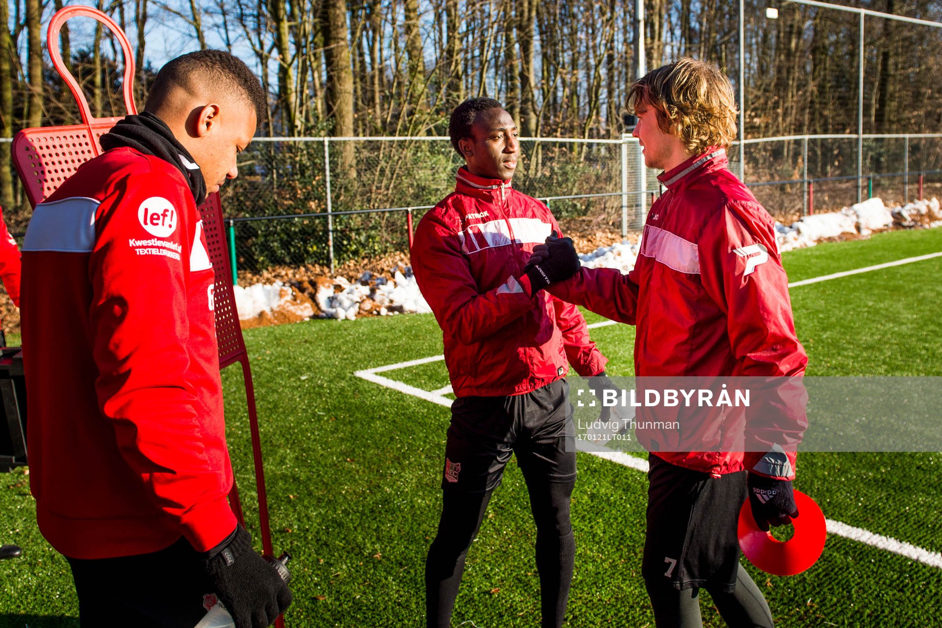 Nijmegens Janio Bikel hälsar på Sam Lundholm och Mikael Dyrestam under en fotbollsträning den 21 januari 2017 i Nijmegen.