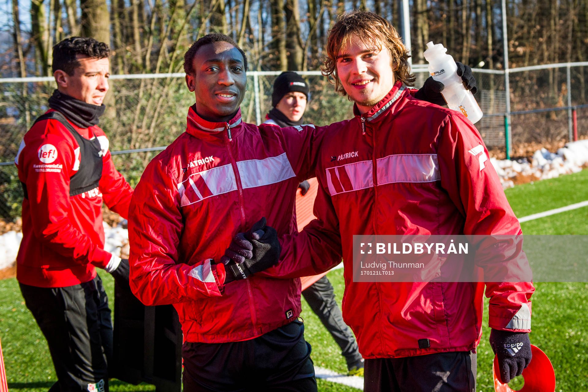 Nijmegens Janio Bikel och Sam Lundholm under en fotbollsträning den 21 januari 2017 i Nijmegen.