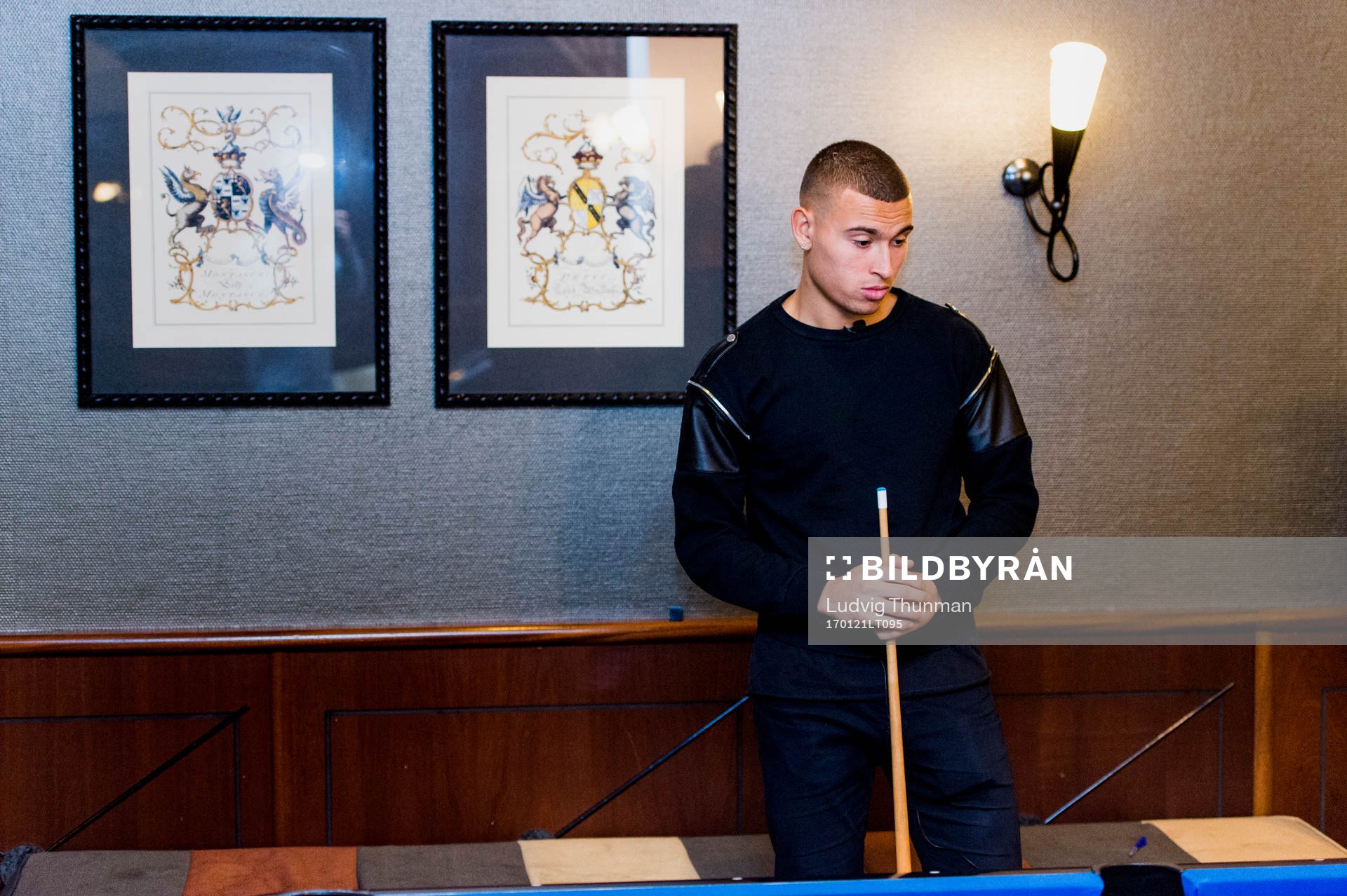 Nijmegens Jordan Larsson spelar biljard