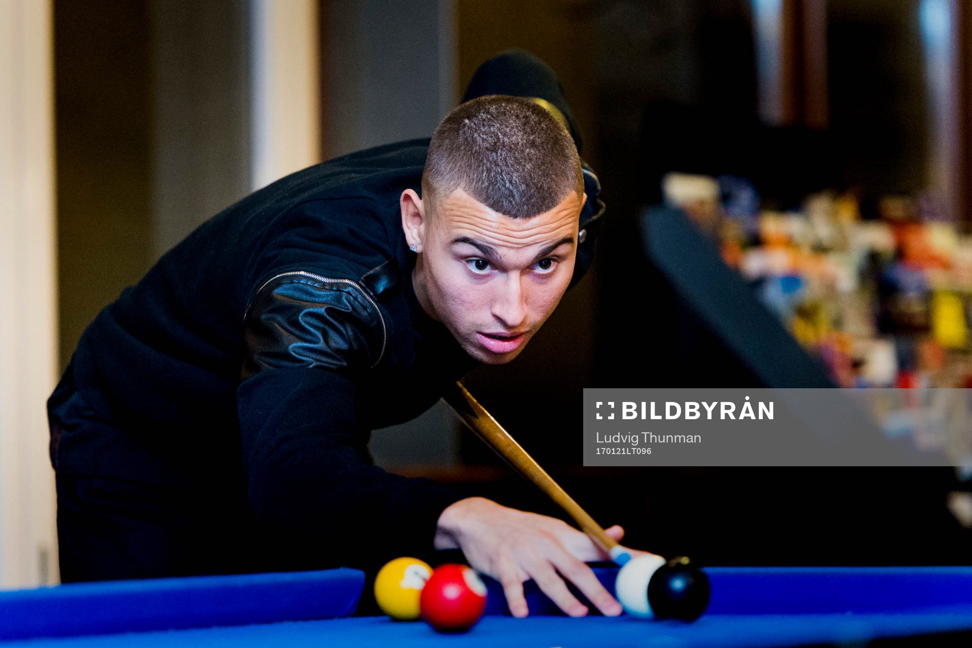 Nijmegens Jordan Larsson spelar biljard