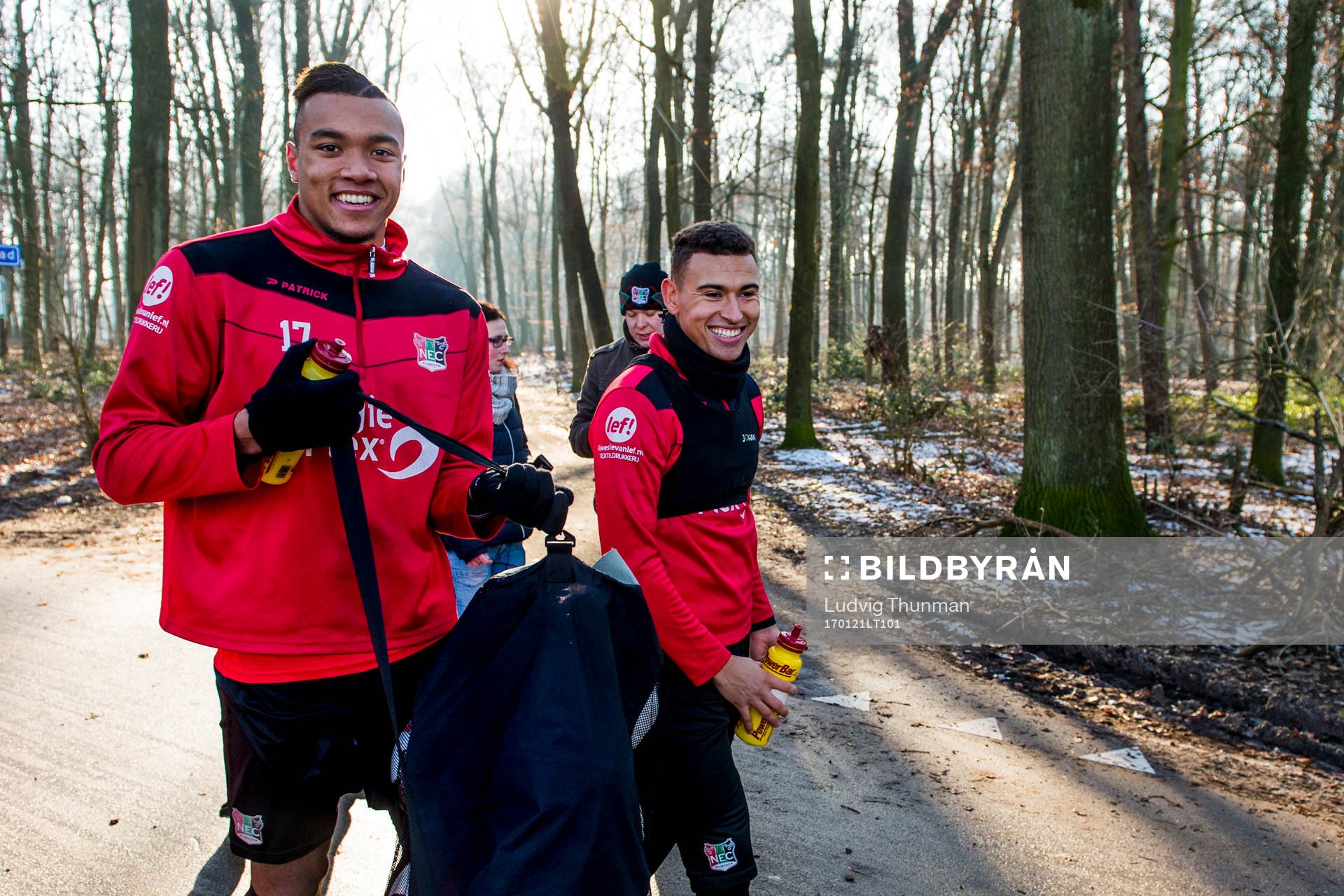 Nijmegens Jay-Roy Grot och Jordan Larsson efter en fotbollsträning den 21 januari 2017 i Nijmegen.