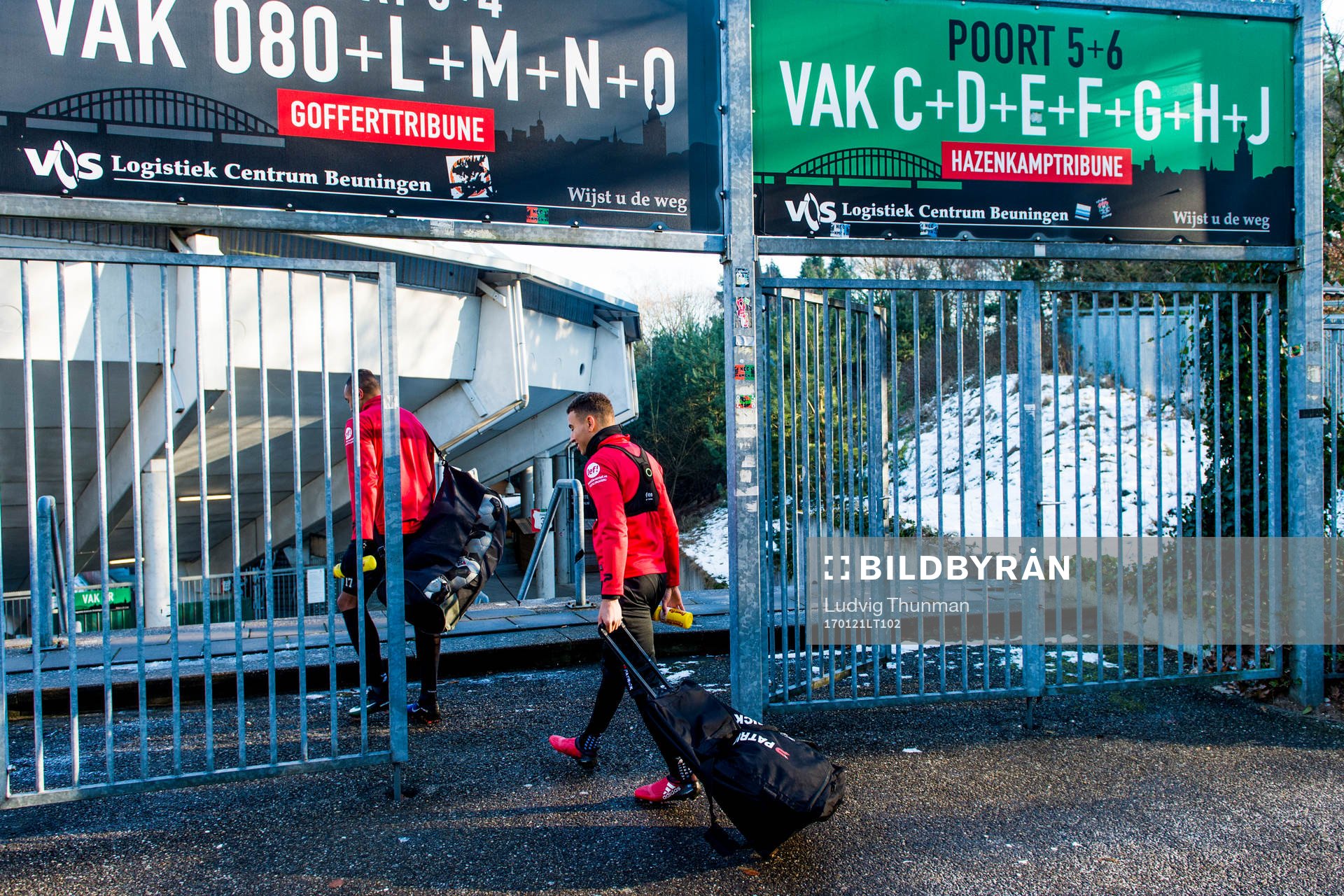 Nijmegens Jay-Roy Grot och Jordan Larsson efter en fotbollsträning den 21 januari 2017 i Nijmegen.