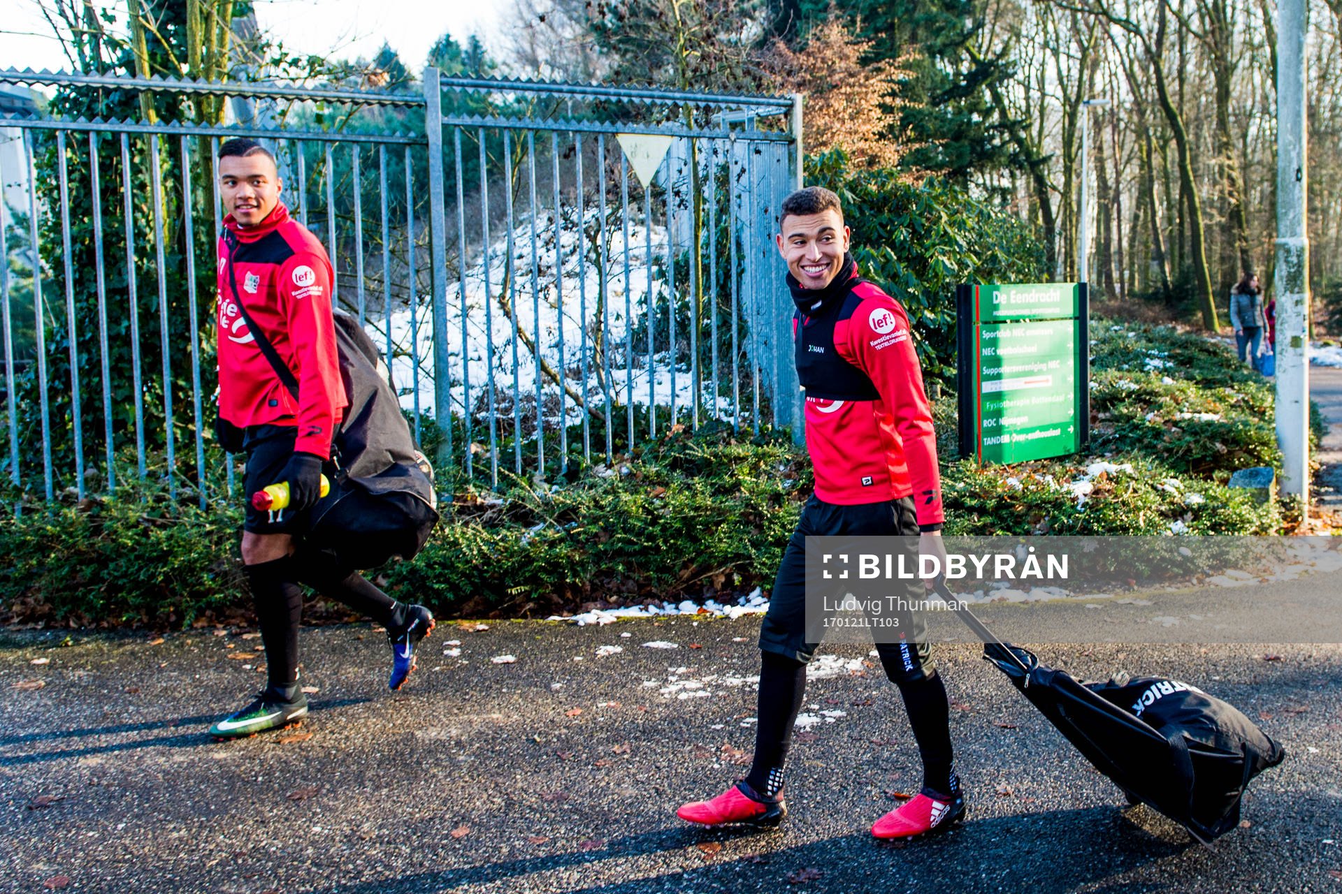 Nijmegens Jay-Roy Grot och Jordan Larsson efter en fotbollsträning den 21 januari 2017 i Nijmegen.