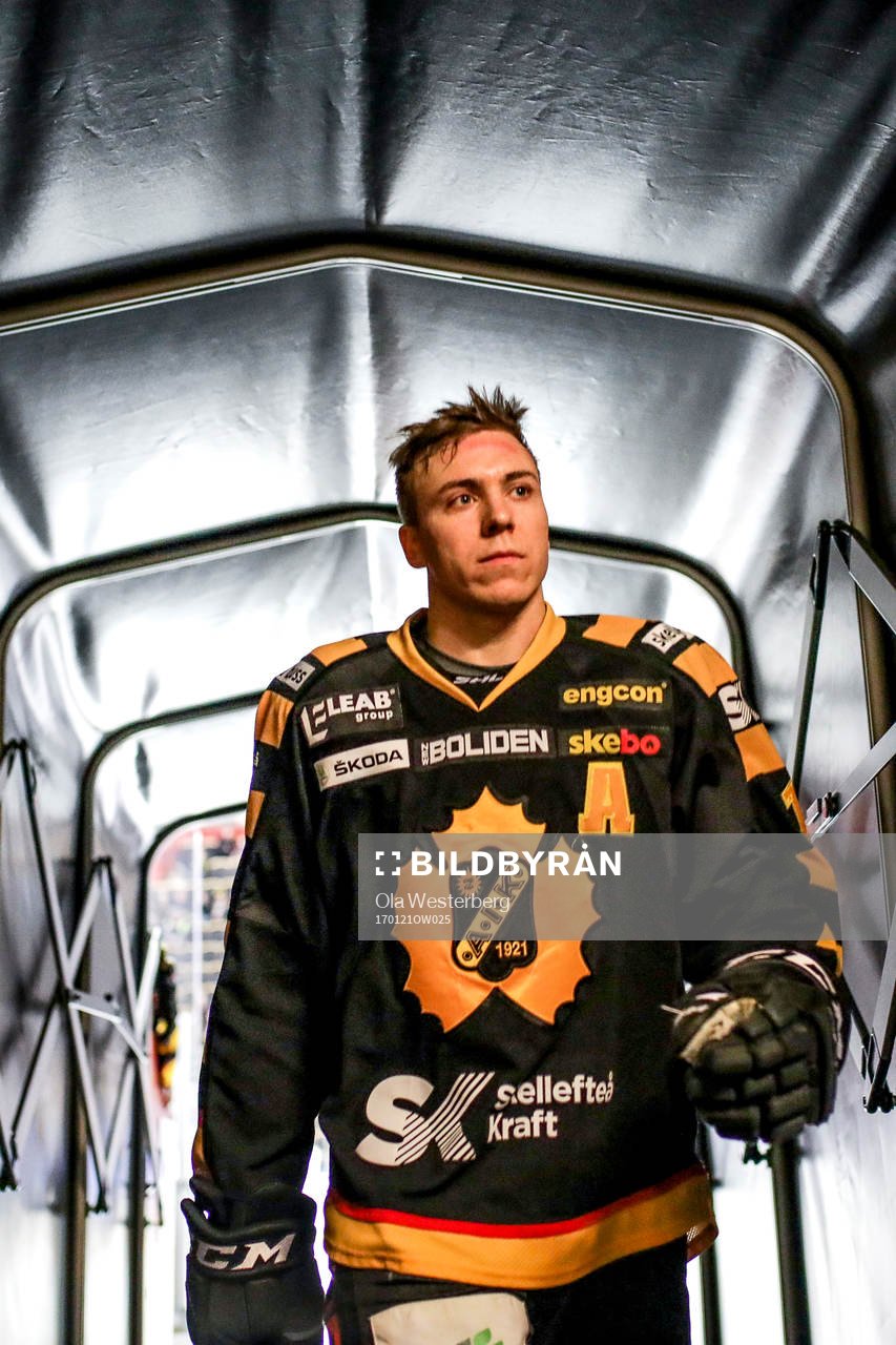 Skellefteås Pär Lindholm före ishockeymatchen i SHL