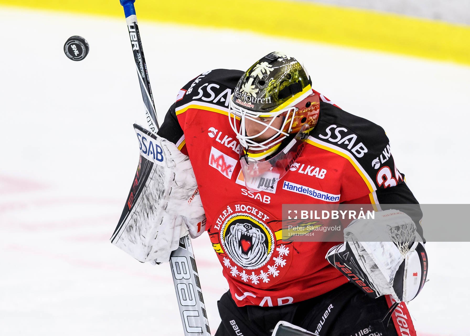 Luleås målvakt Joel Lassinatti räddar ett skott