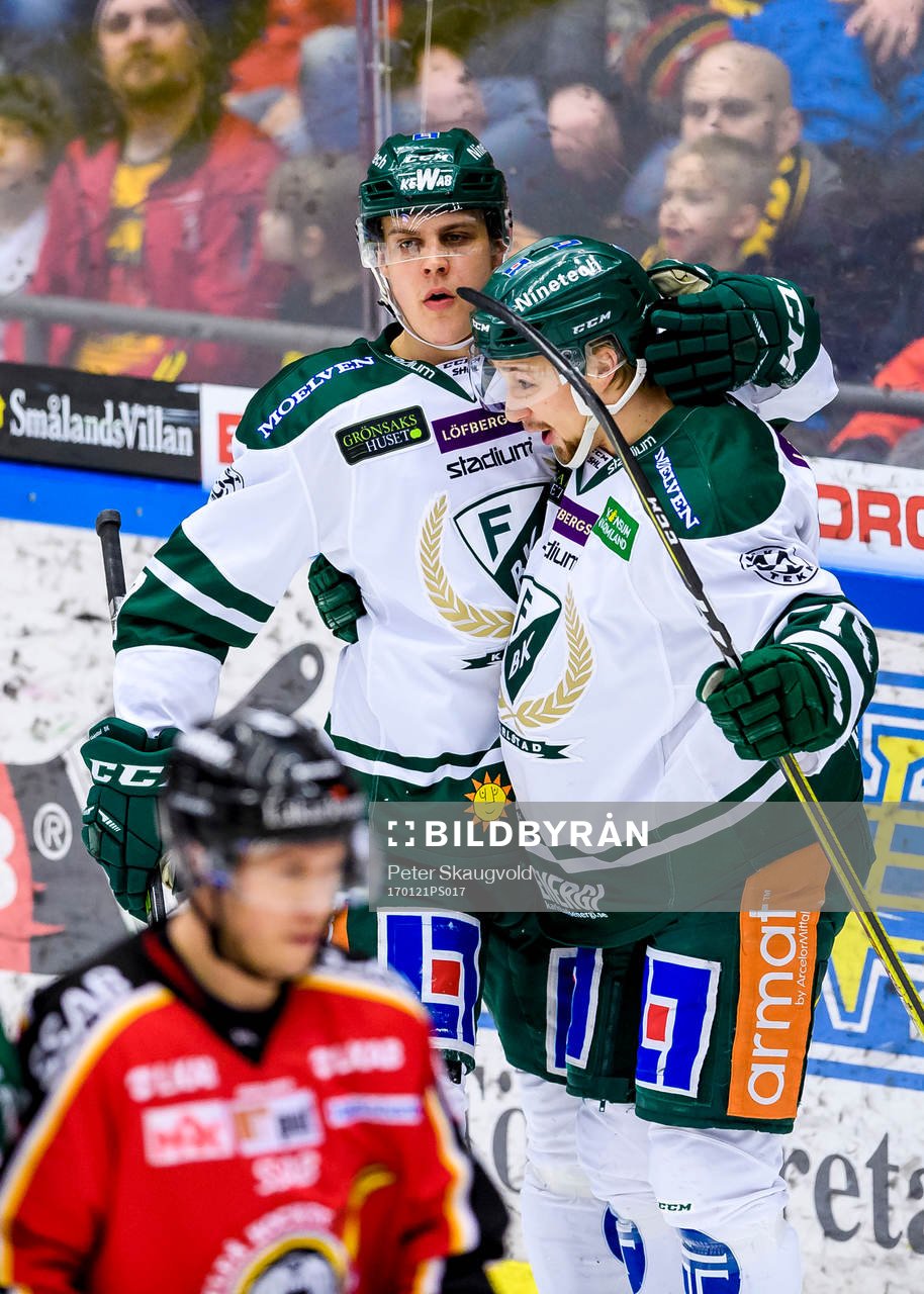 Färjestads Joel Eriksson Ek (v) jublar