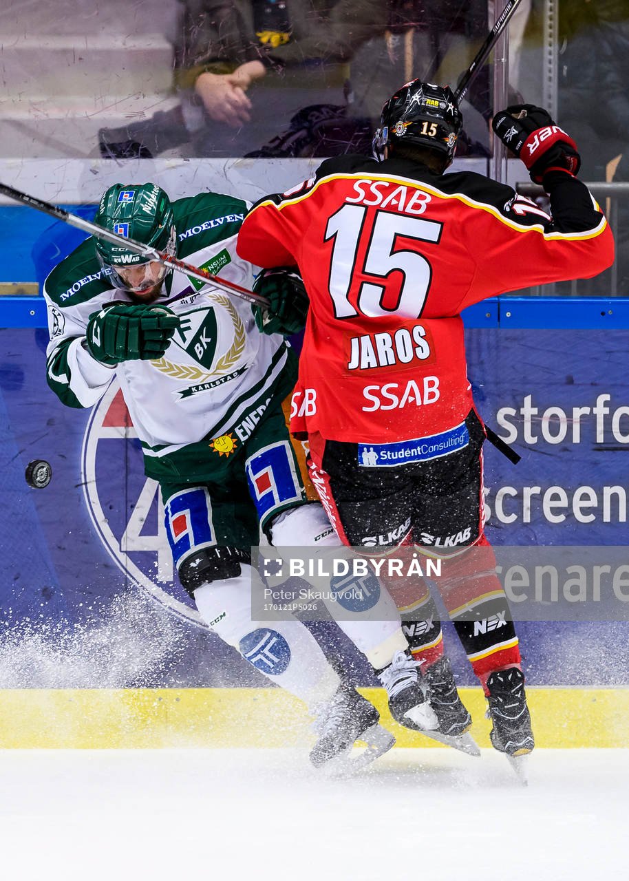 Luleås Christian Jaros tacklar Färjestads Jonas Holös
